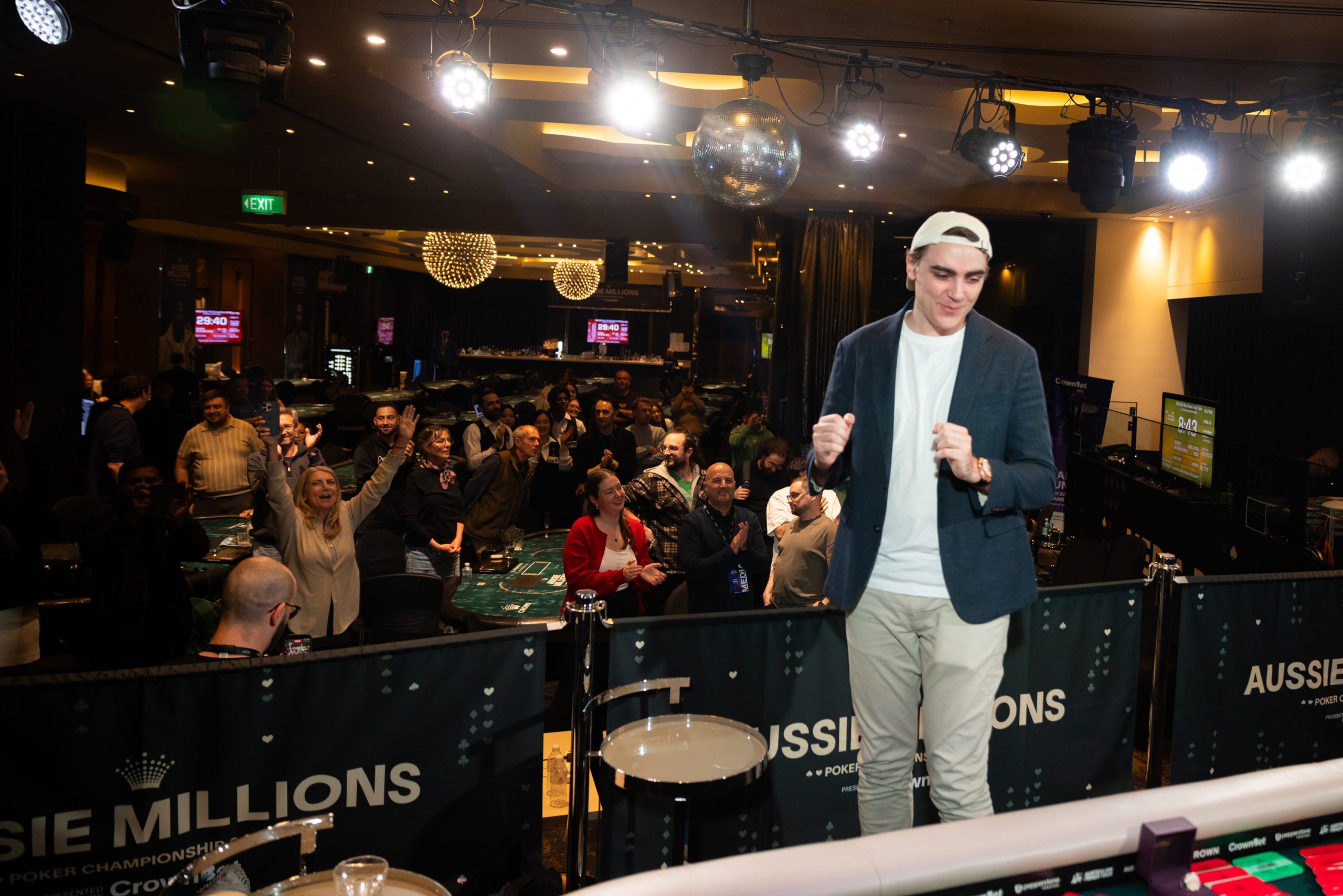 Malcolm Trayner z uśmiechem trzymający trofeum Aussie Millions
