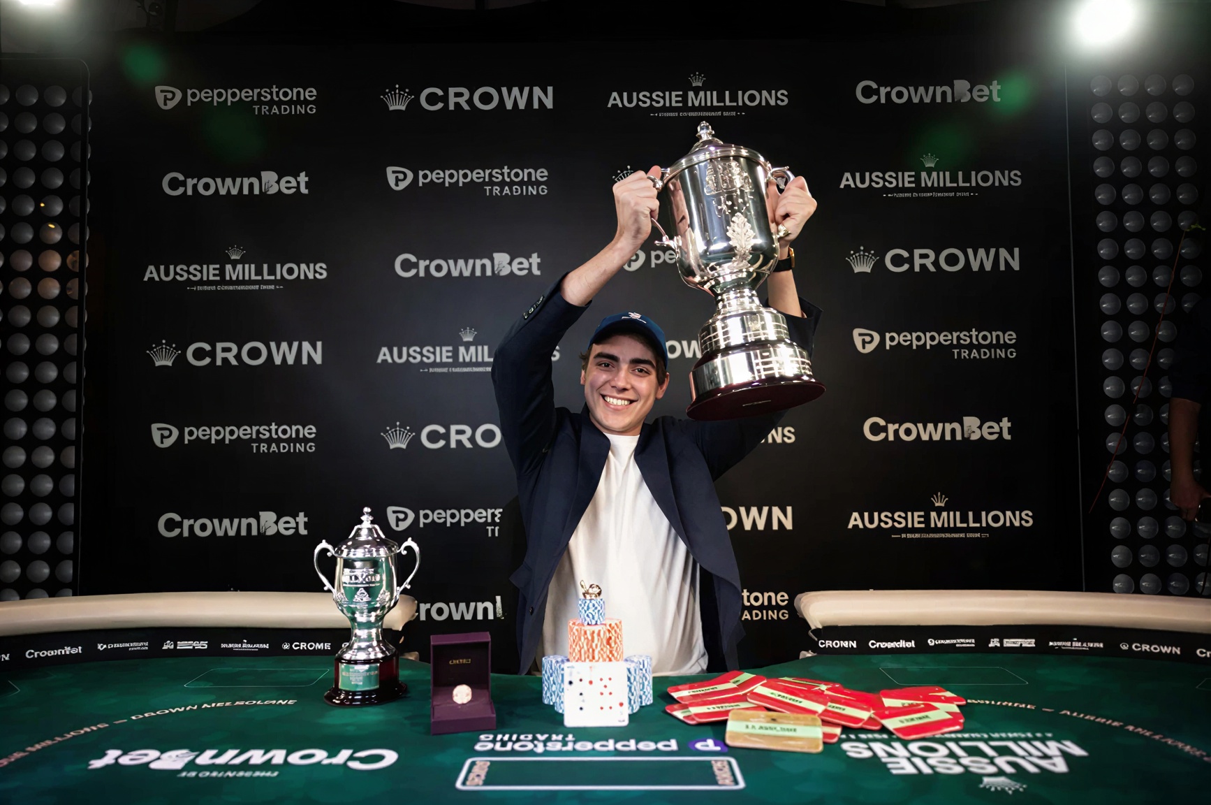 Malcolm Trayner z trofeum Aussie Millions 2026