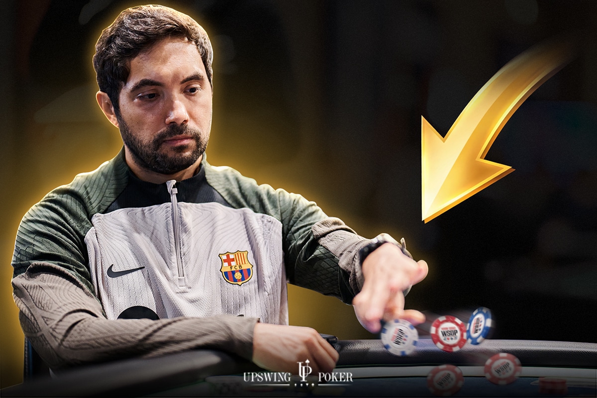 Timothy Adams grający w turnieju pokerowym, otoczony żetonami i kartami