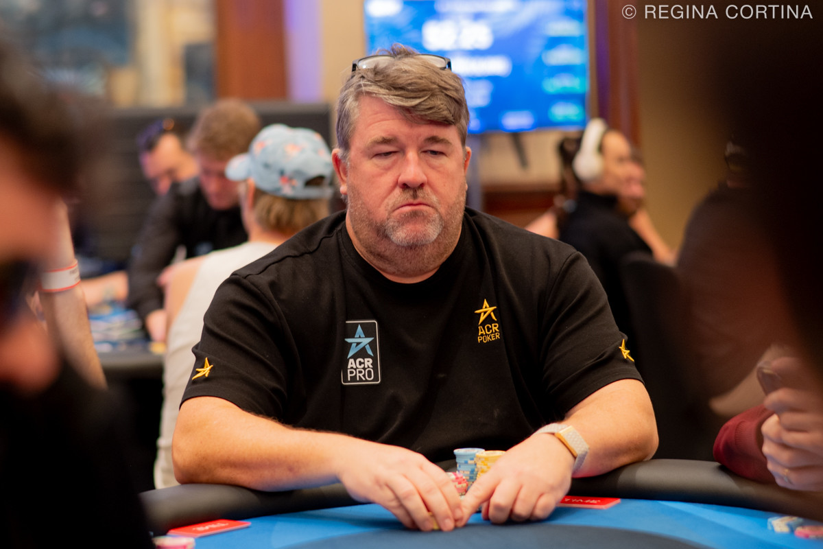 Chris Moneymaker przy stole pokerowym podczas livestreamu high-stakes cash game