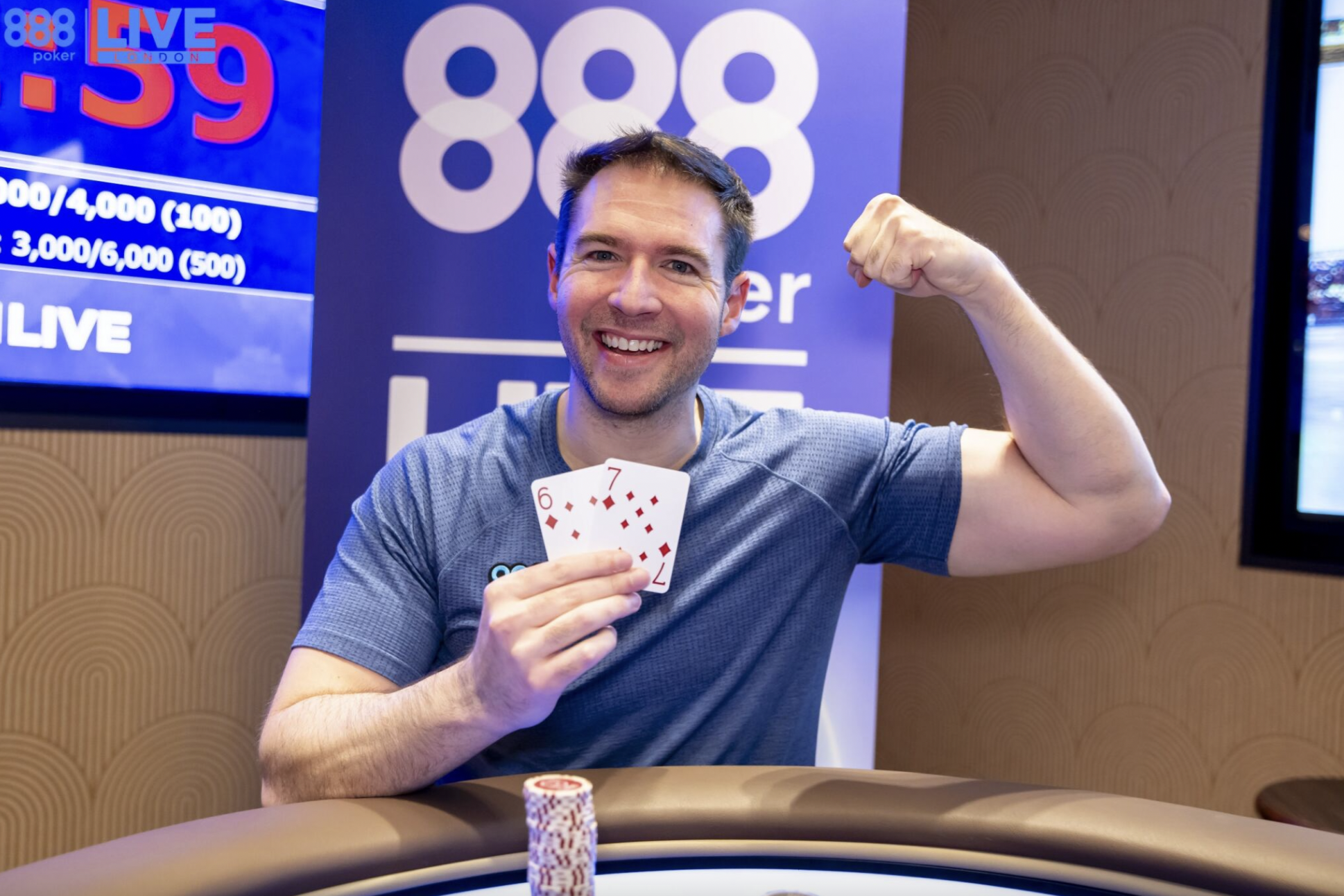 Logo 888poker na tle stołu pokerowego z żetonami
