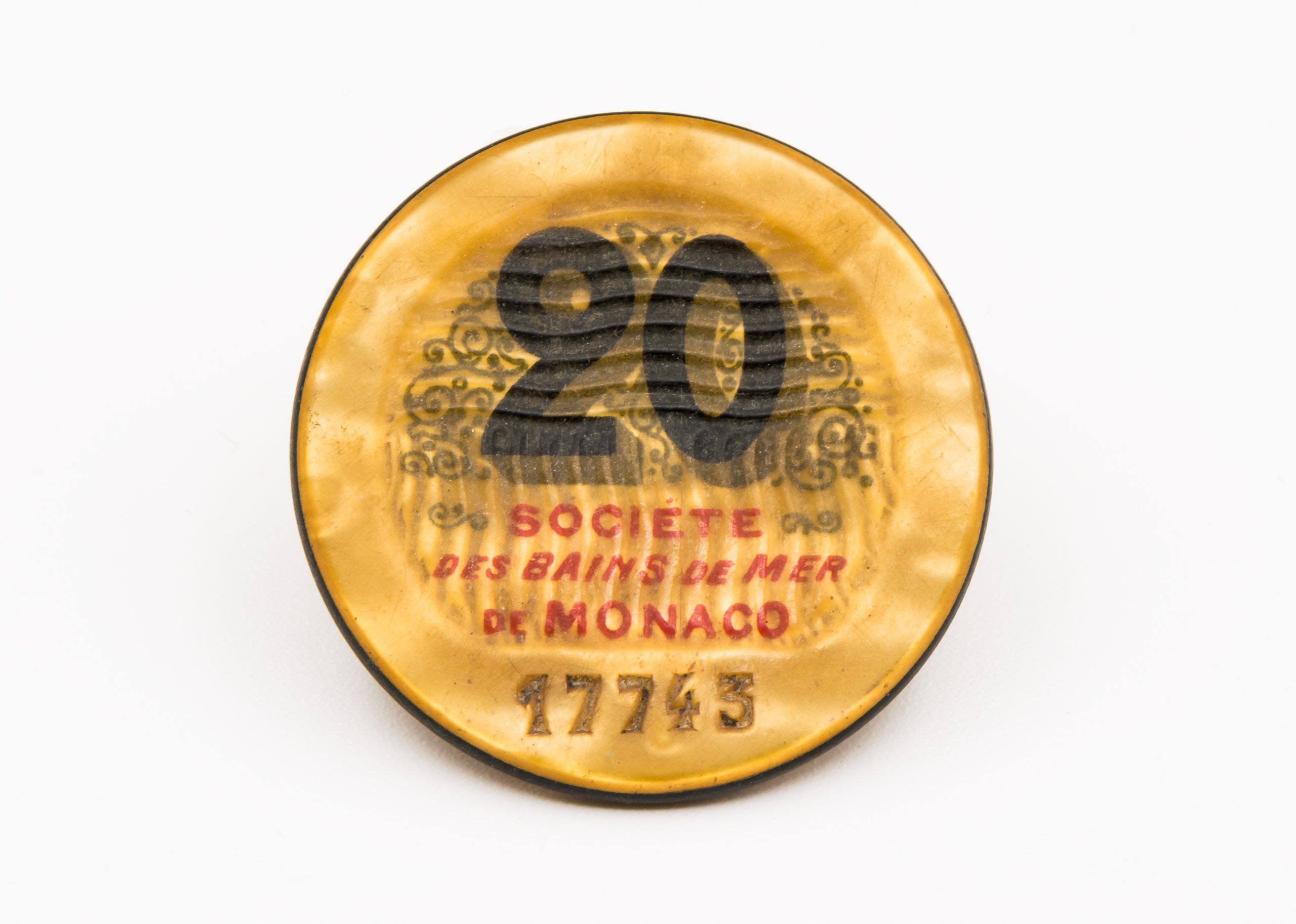 Stos żetonów pokerowych obok pliku banknotów, symbolizujący zarządzanie kapitałem w pokerze.