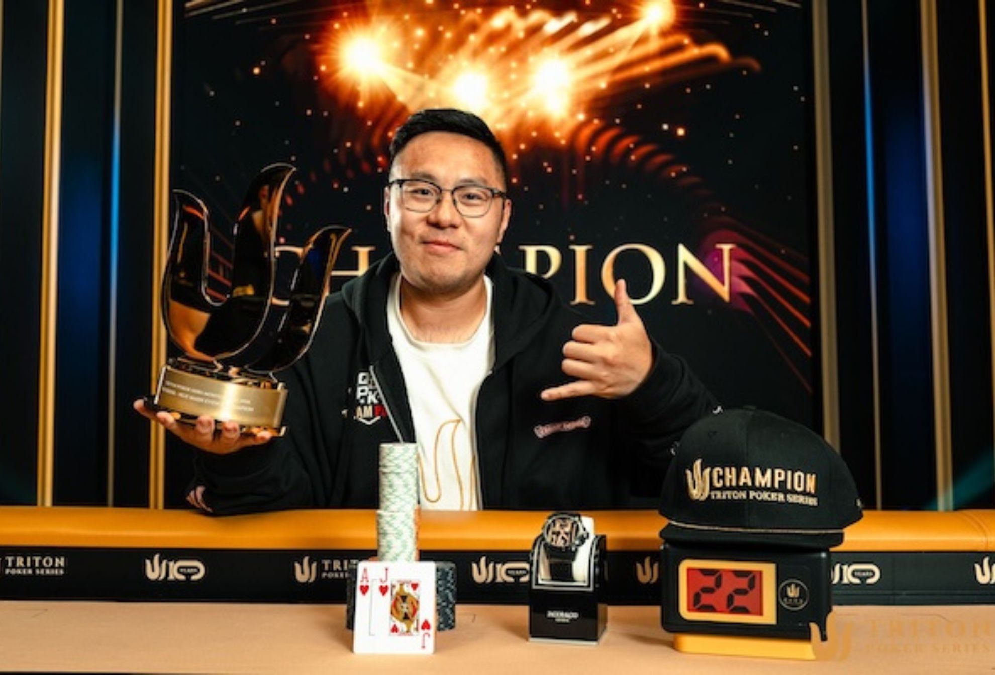 Uczestnicy przy stole finałowym turnieju pokerowego Triton Poker