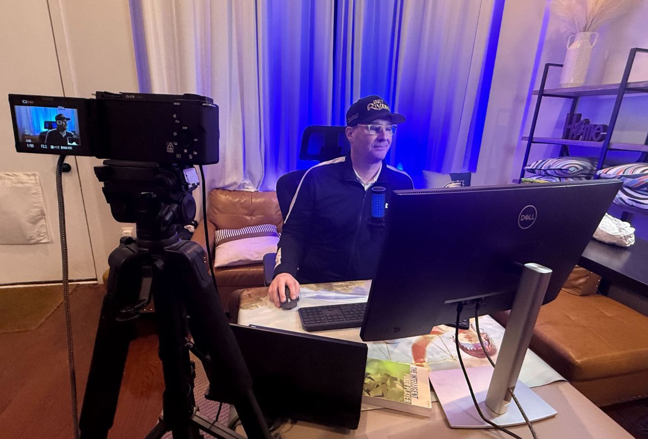 Phil Hellmuth grający w pokera online na platformie BetRivers Poker