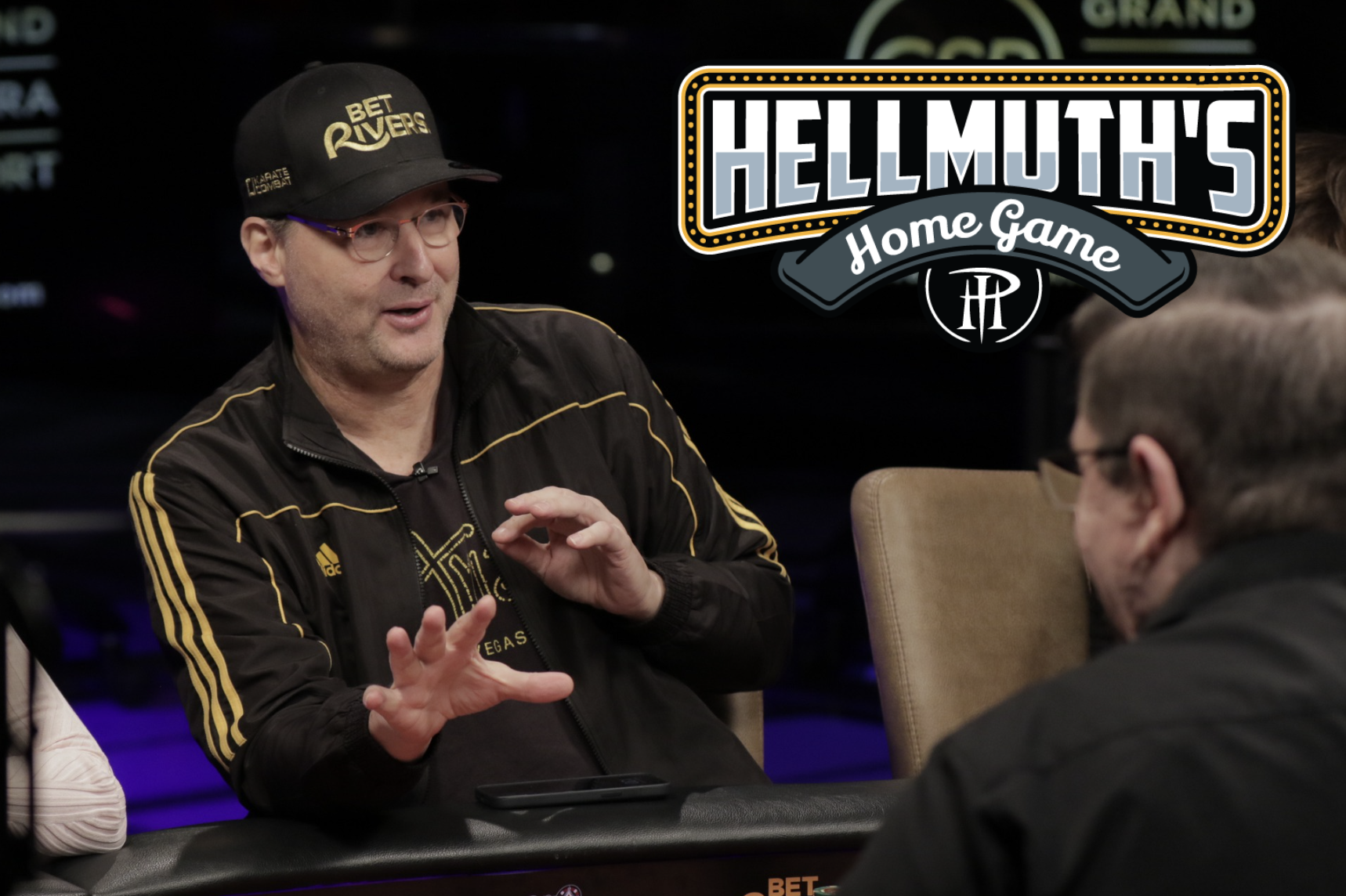 Phil Hellmuth przy stole pokerowym podczas domowej gry