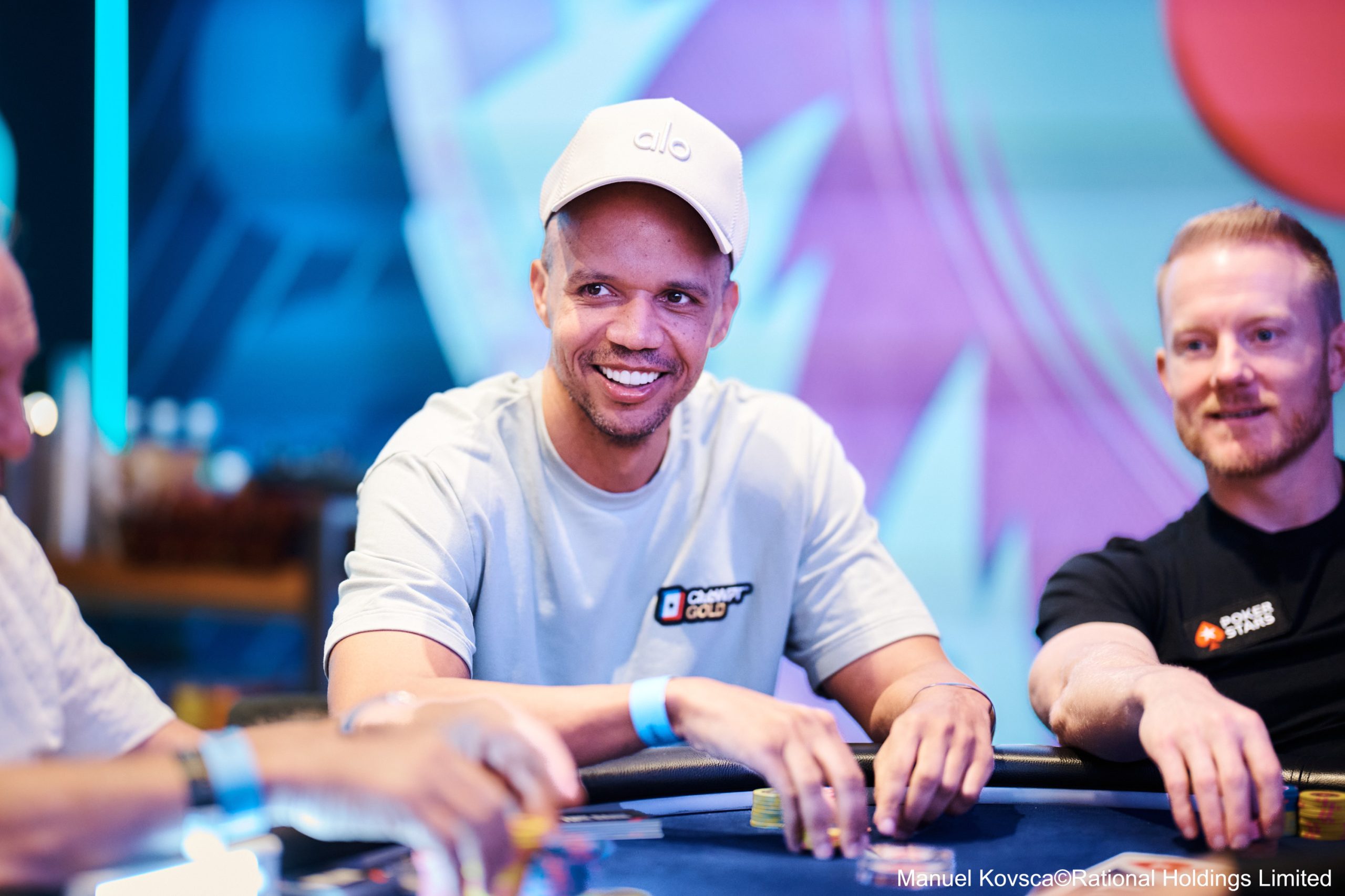 Phil Ivey skupiony podczas gry w turnieju pokerowym World Series of Poker