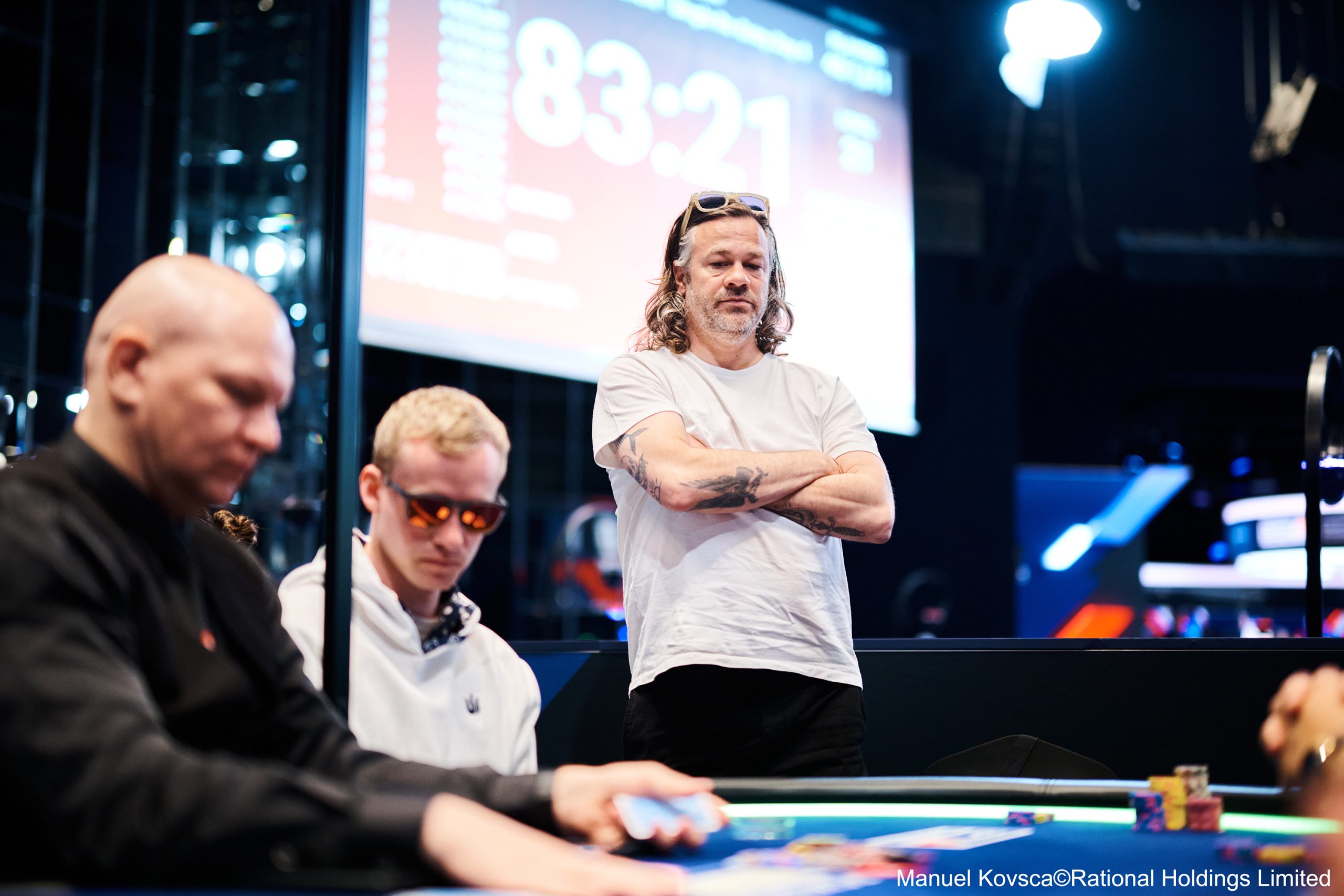 Zdjęcie stołu pokerowego podczas turnieju EPT Monte Carlo z żetonami i kartami