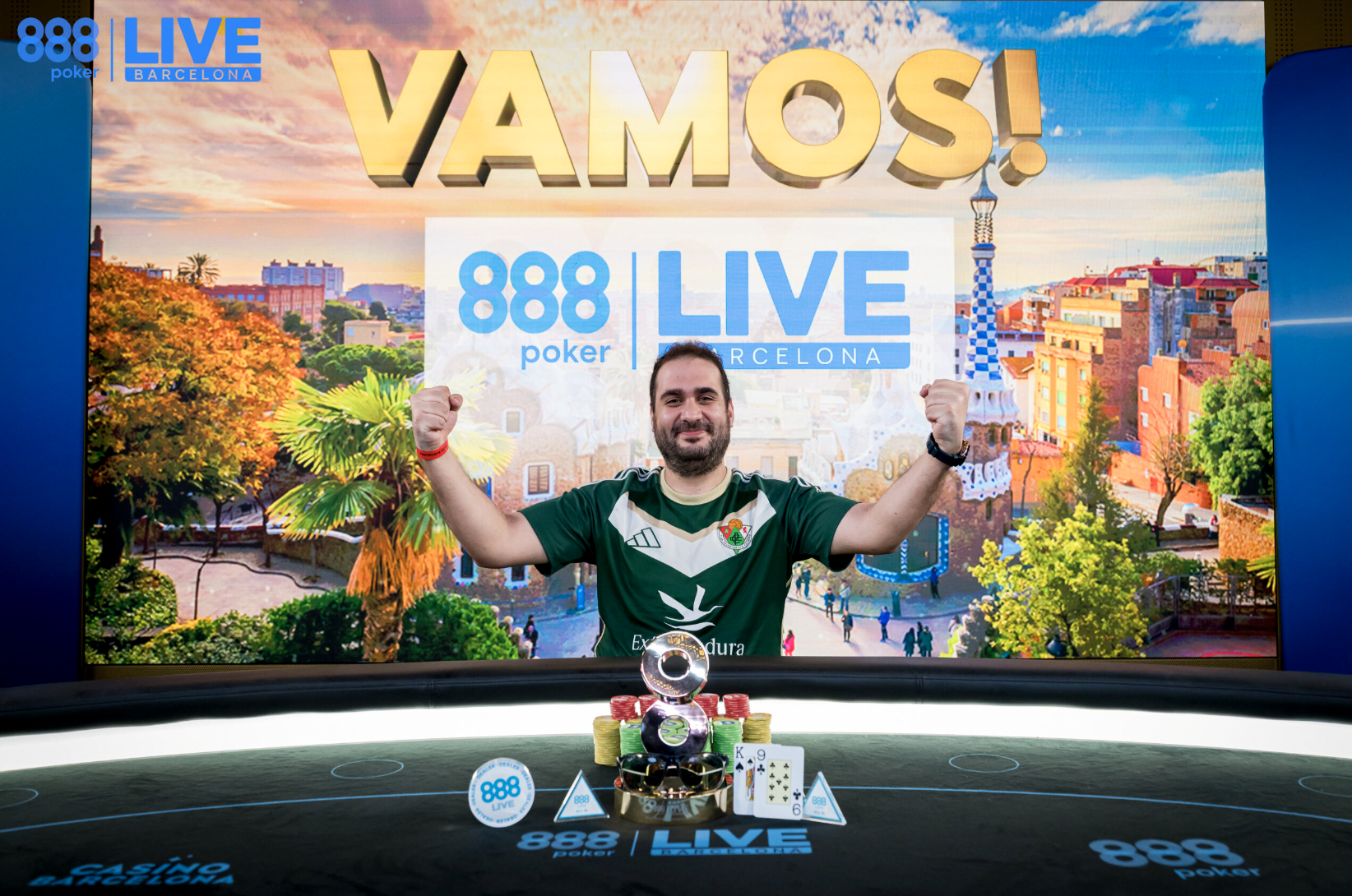Alvaro Murciano świętuje zwycięstwo w Main Evencie 888poker Live Barcelona, trzymając puchar.