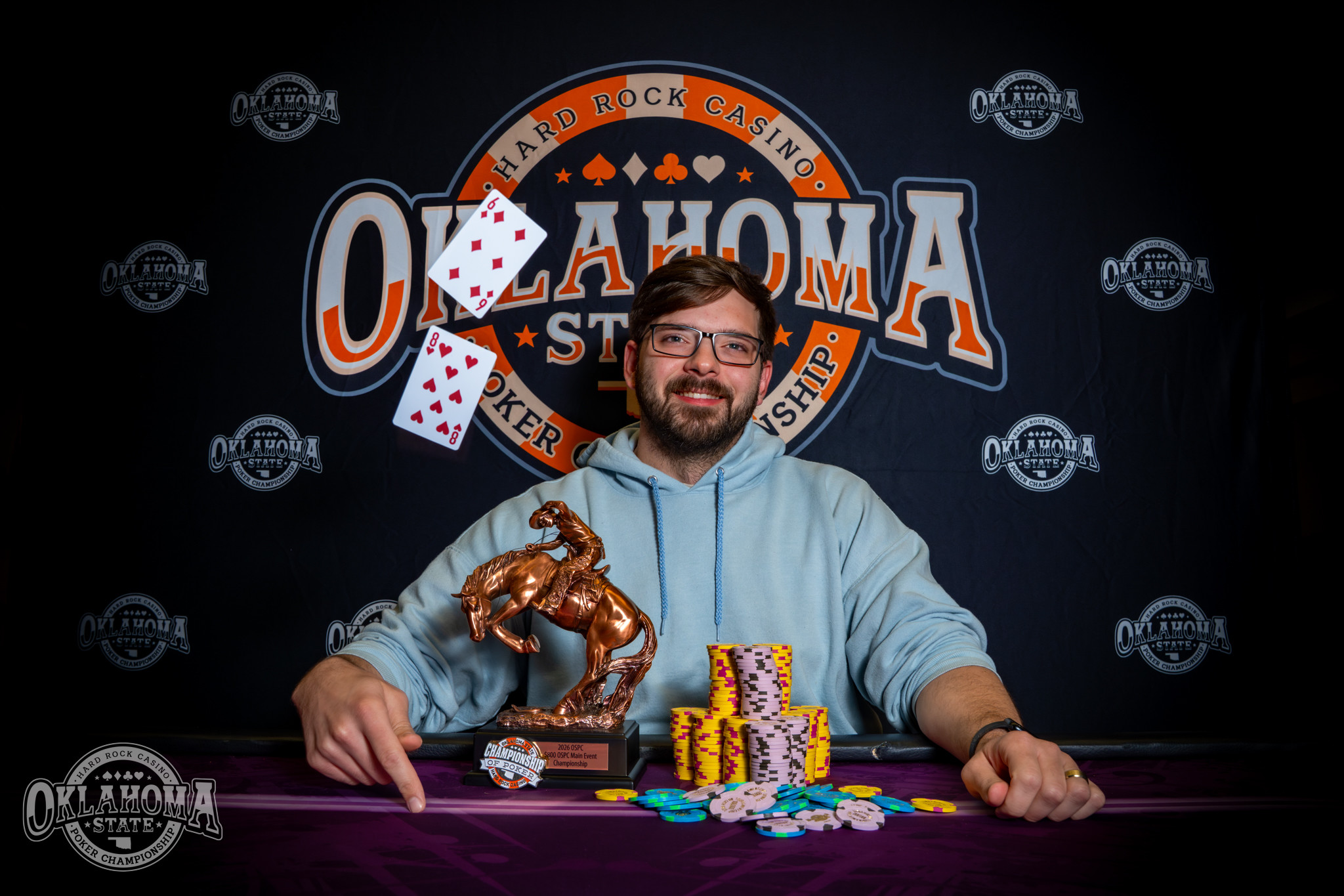 Gracze przy stole finałowym turnieju pokerowego