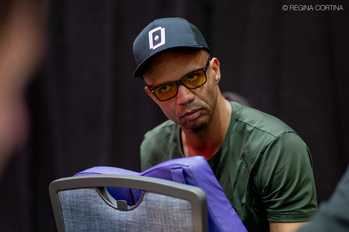 Phil Ivey przy stole pokerowym podczas turnieju