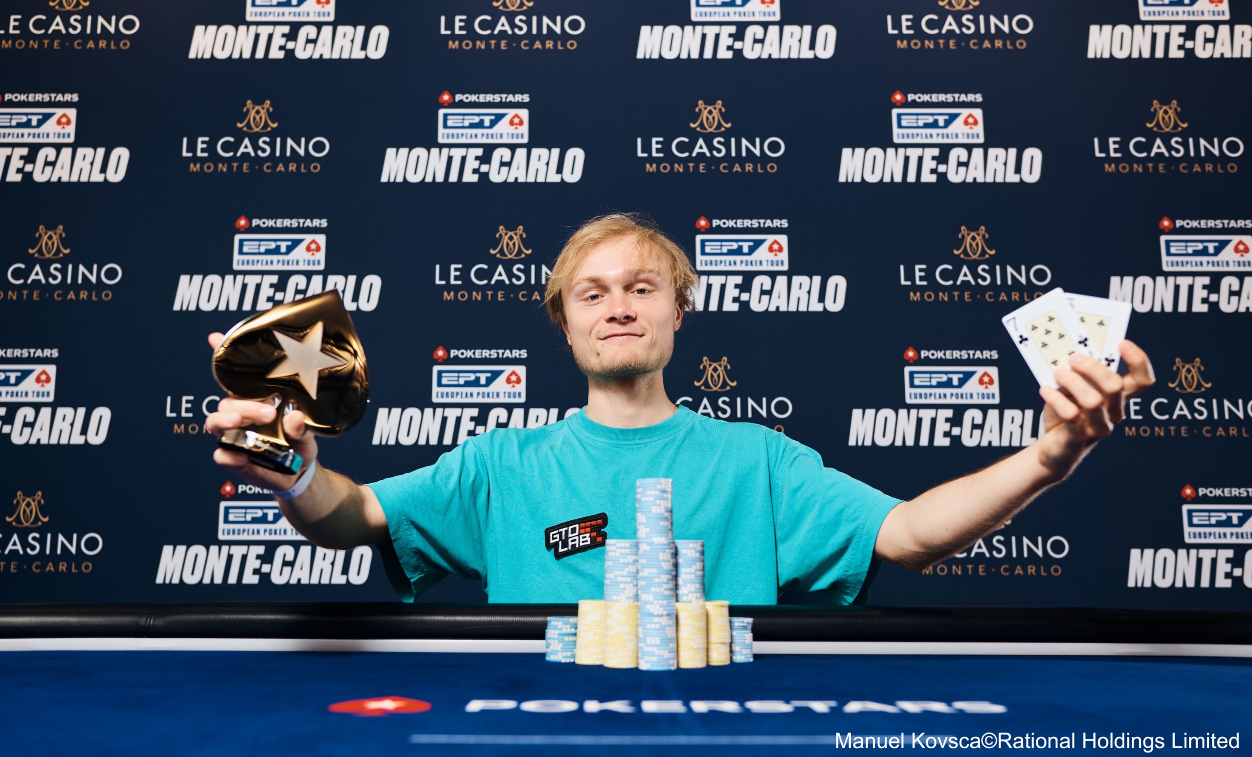 Logo PokerStars na tle stołu do pokera online z żetonami