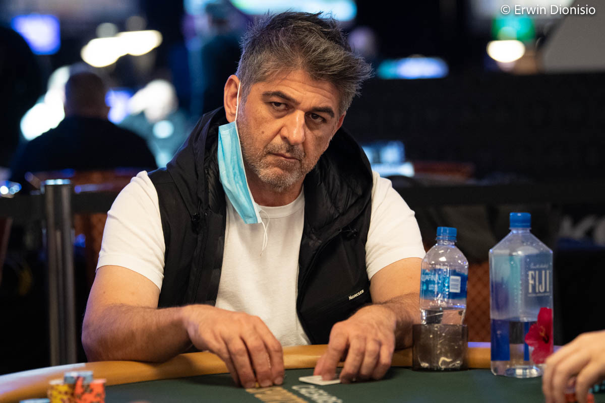Pokerzysta Shawn Sheikhan przy stole do pokera