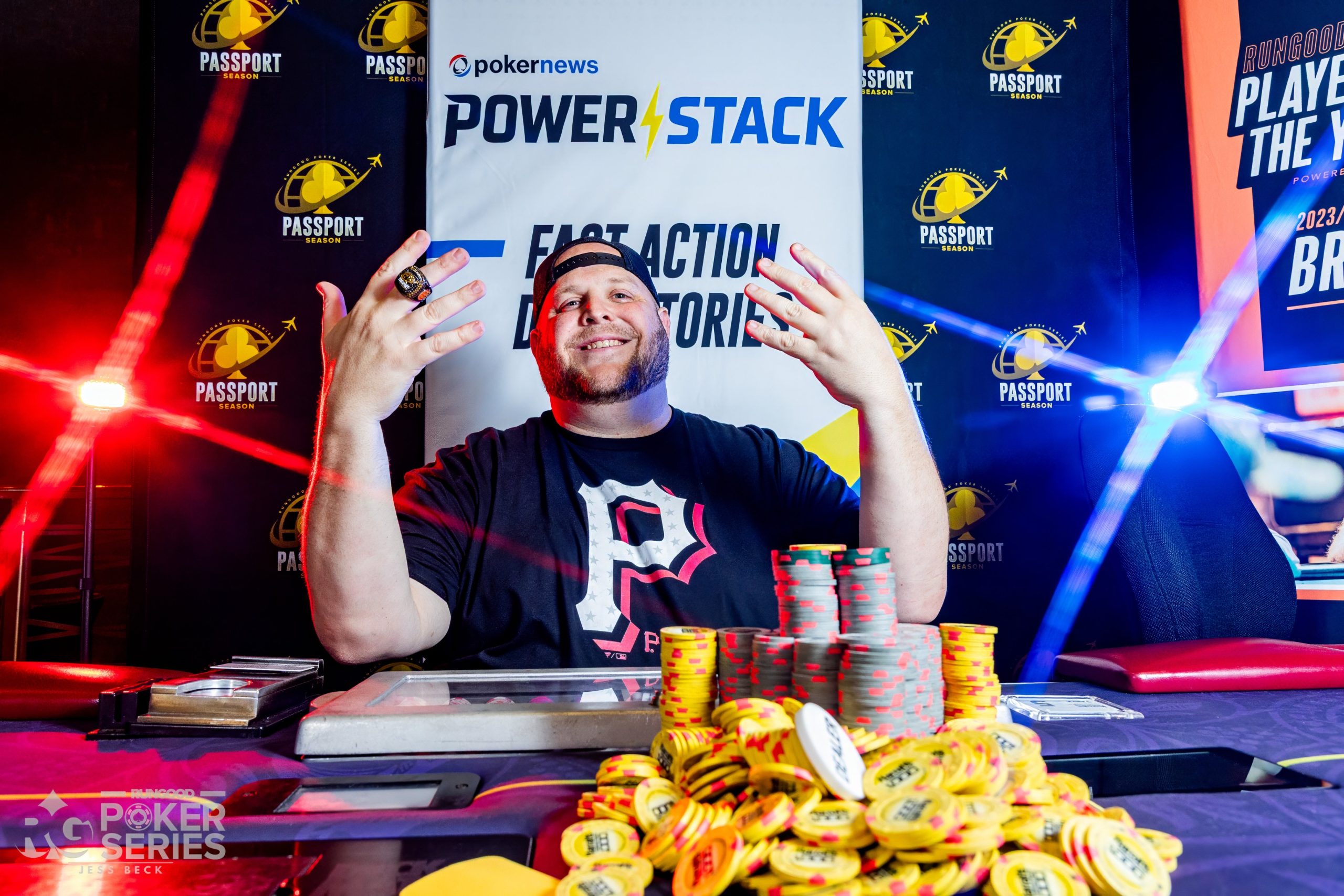 Nick Rigby z dwoma pierścieniami RunGood Poker Series