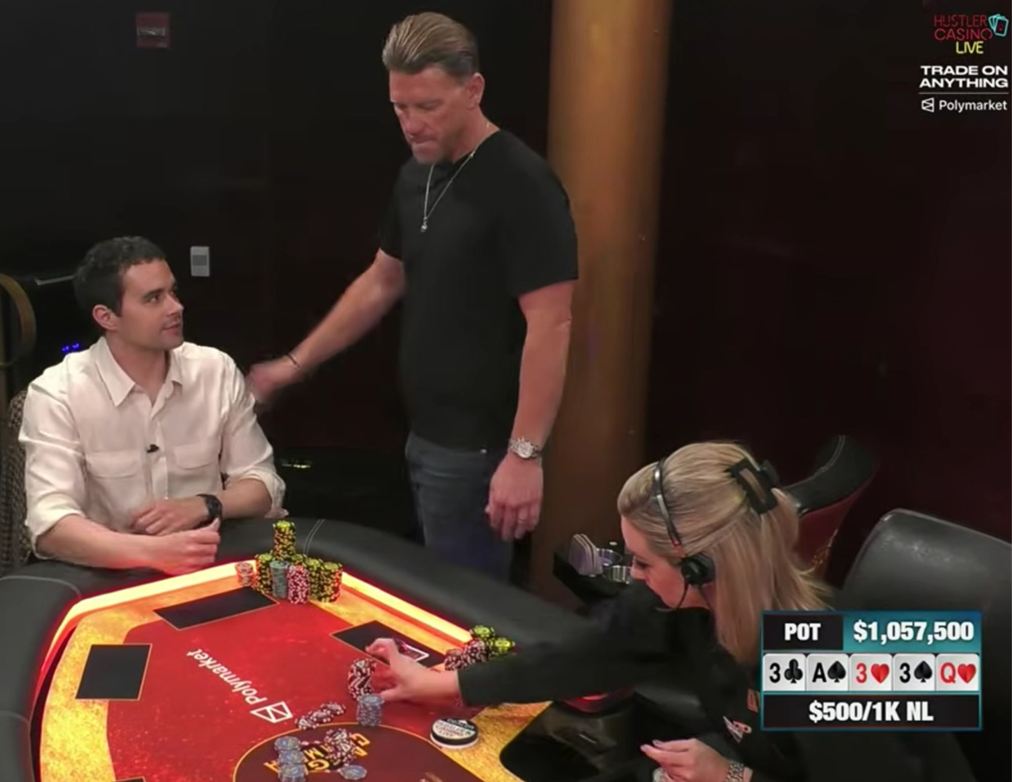 Stół do pokera na Hustler Casino Live z graczami i żetonami