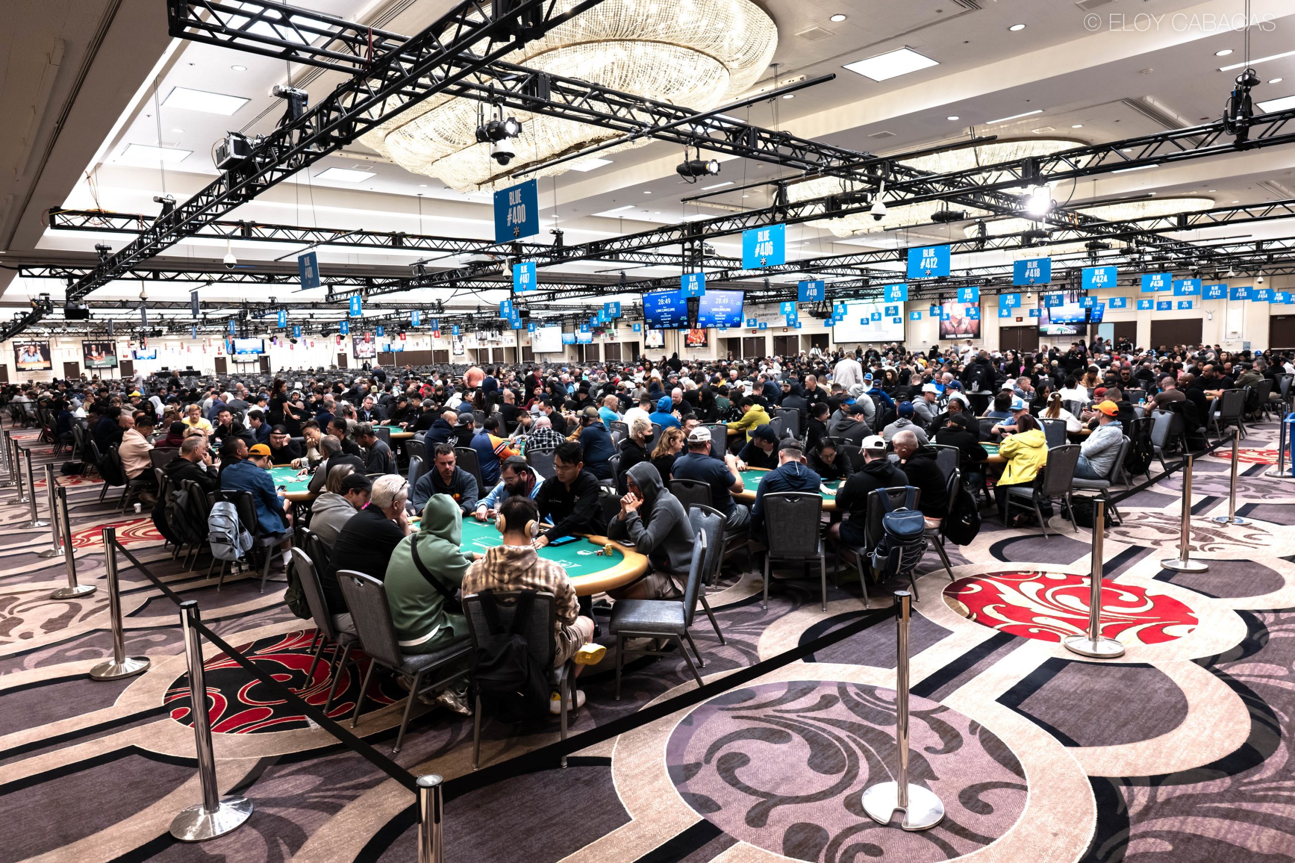 Gracze przy stole pokerowym podczas turnieju World Series of Poker