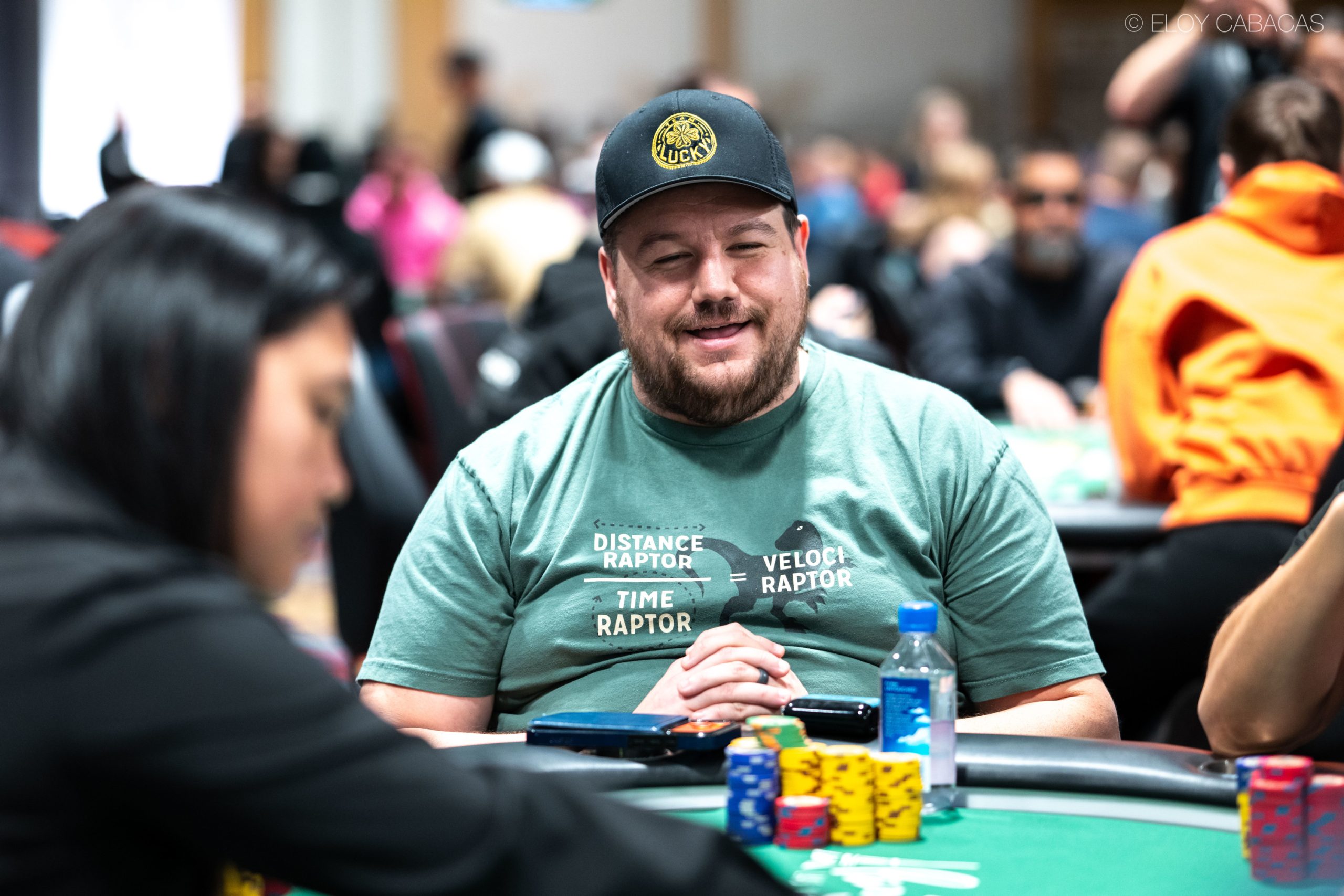 Shaun Deeb przy stole pokerowym podczas World Series of Poker