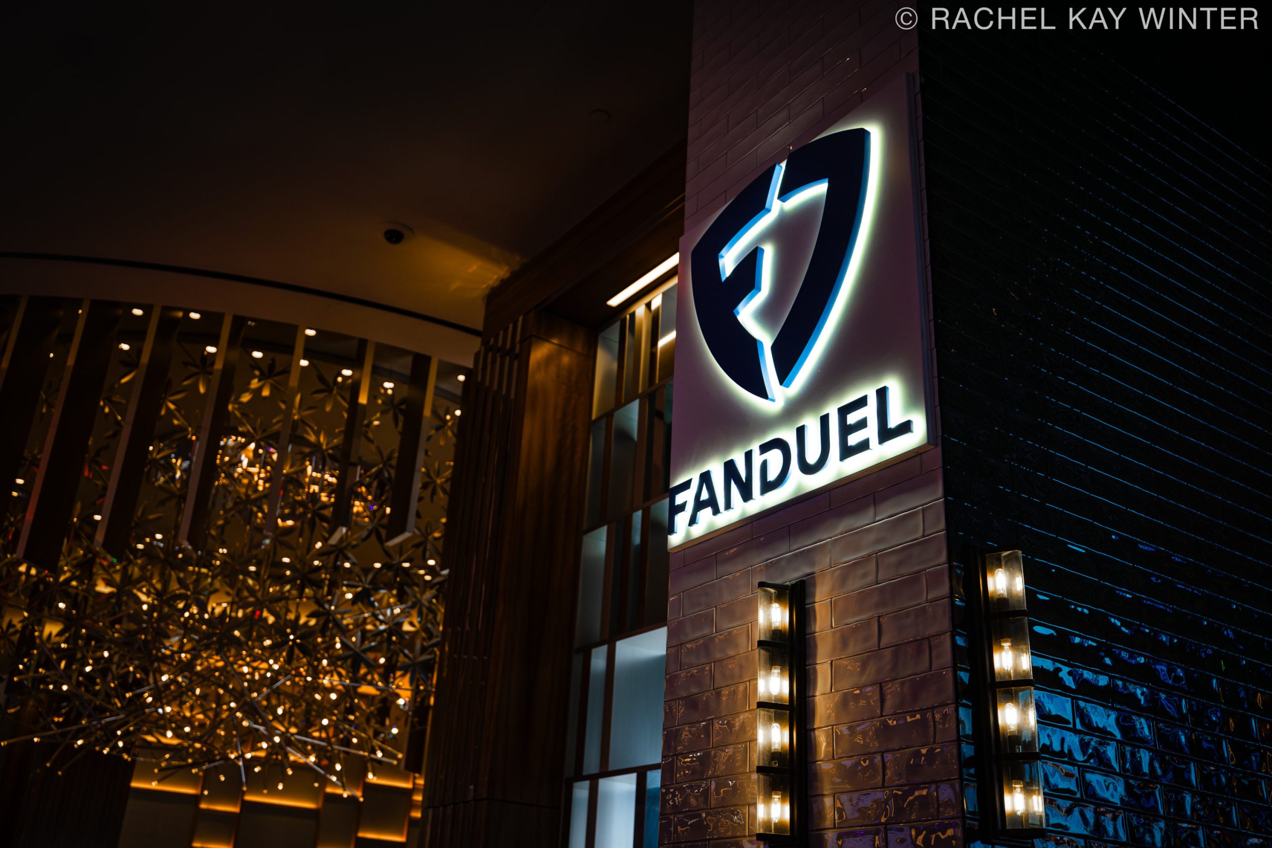 Zrzut ekranu z lobby turniejowego PokerStars Exclusively on FanDuel, pokazujący szczegóły turniejów Sunday Dynasty i Sunday Shield.
