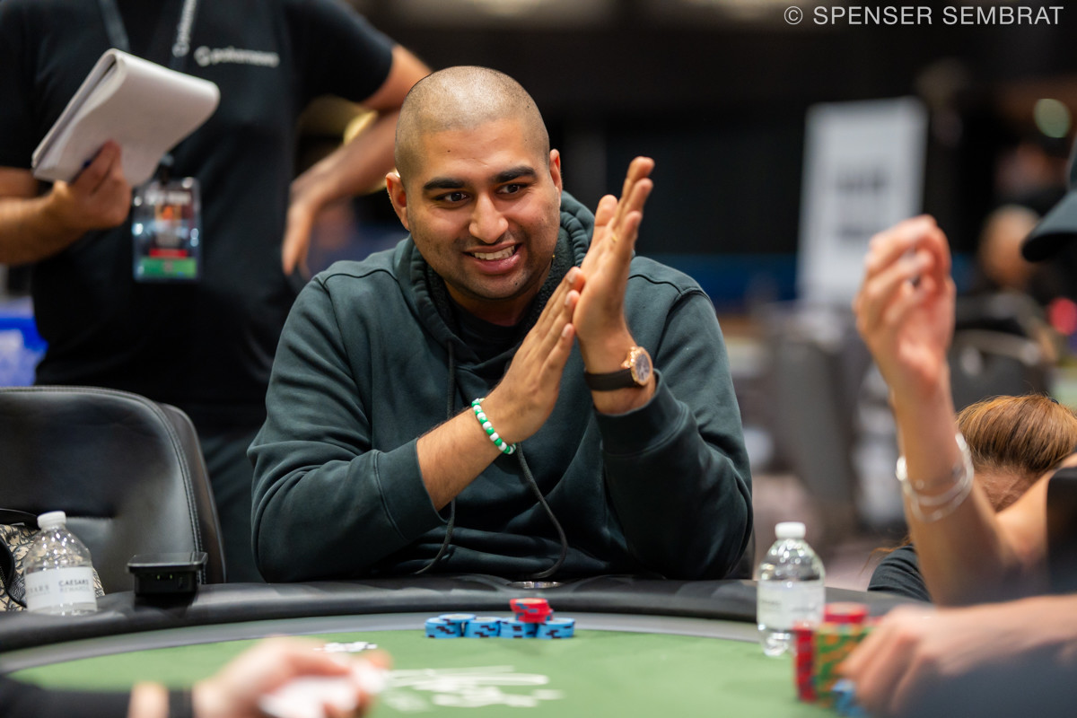 Stół do pokera z żetonami i kartami, symbolizujący grę high-stakes na Hustler Casino Live