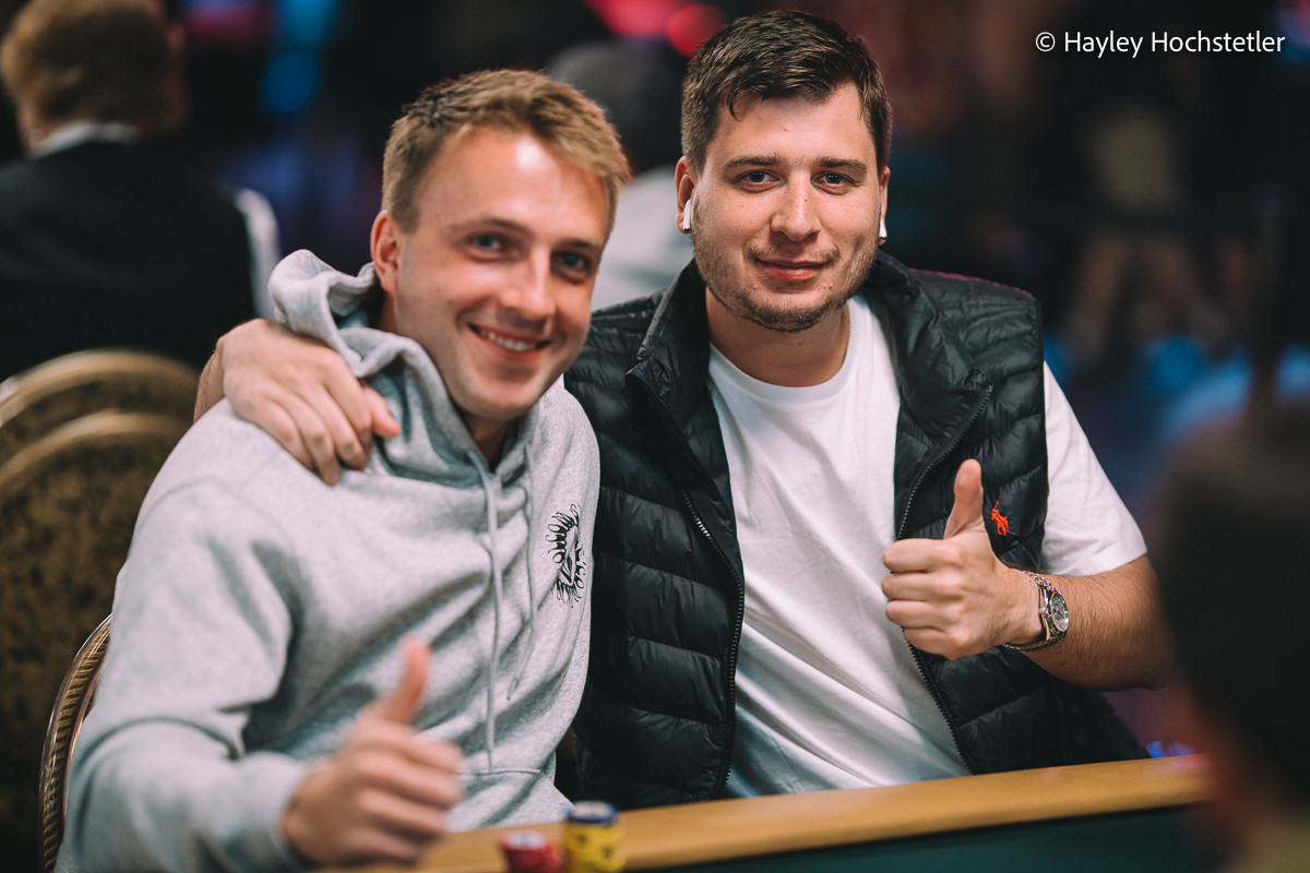 Samuel Vousden siedzący przy wirtualnym stole pokerowym PokerStars podczas turnieju Anniversary Series