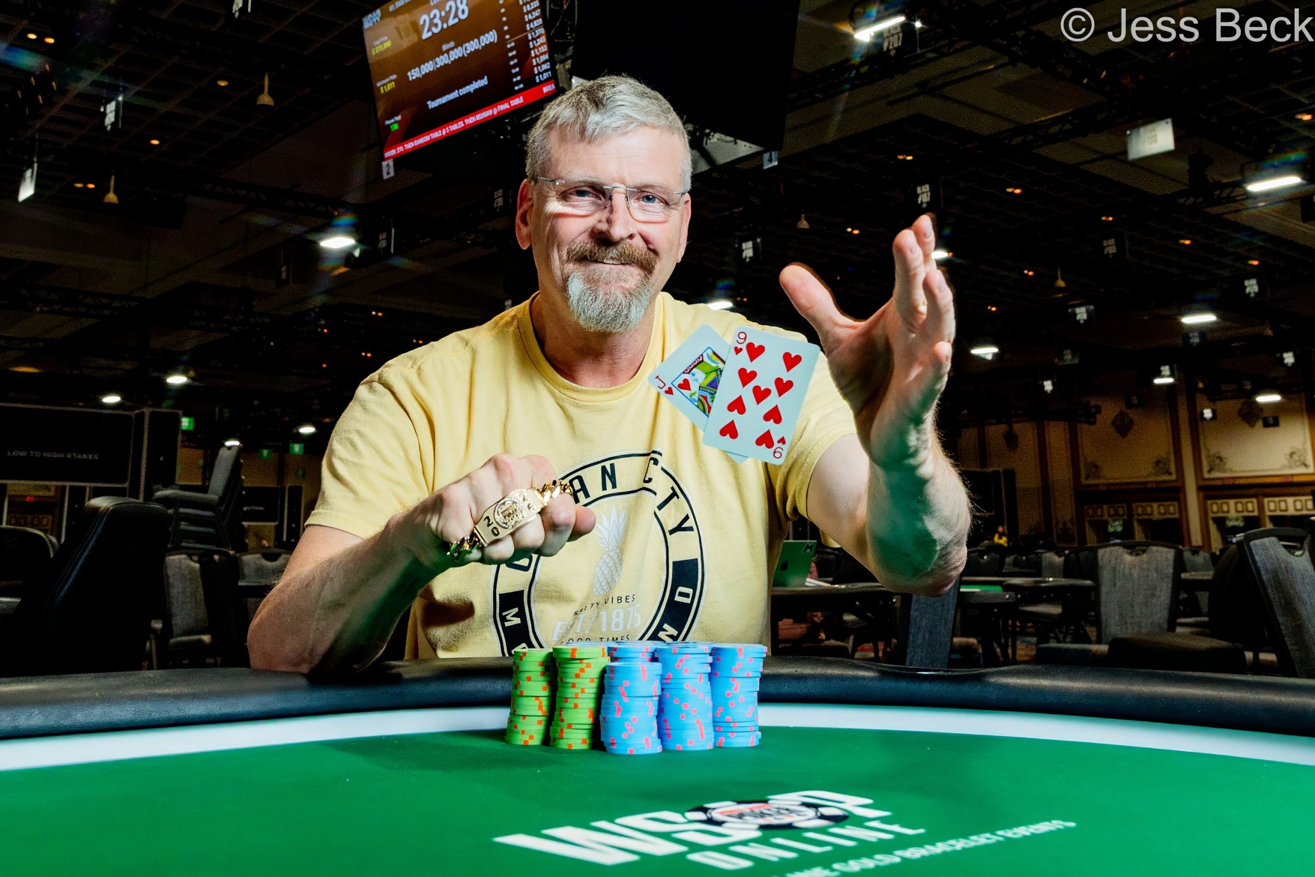Pokerzysta Jerome Neppl świętuje zwycięstwo na turnieju World Series of Poker