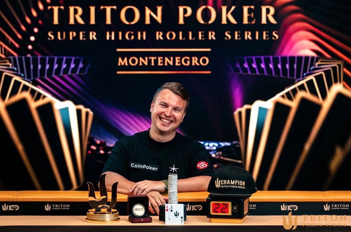 Gracze przy stole finałowym turnieju pokerowego Triton Montenegro