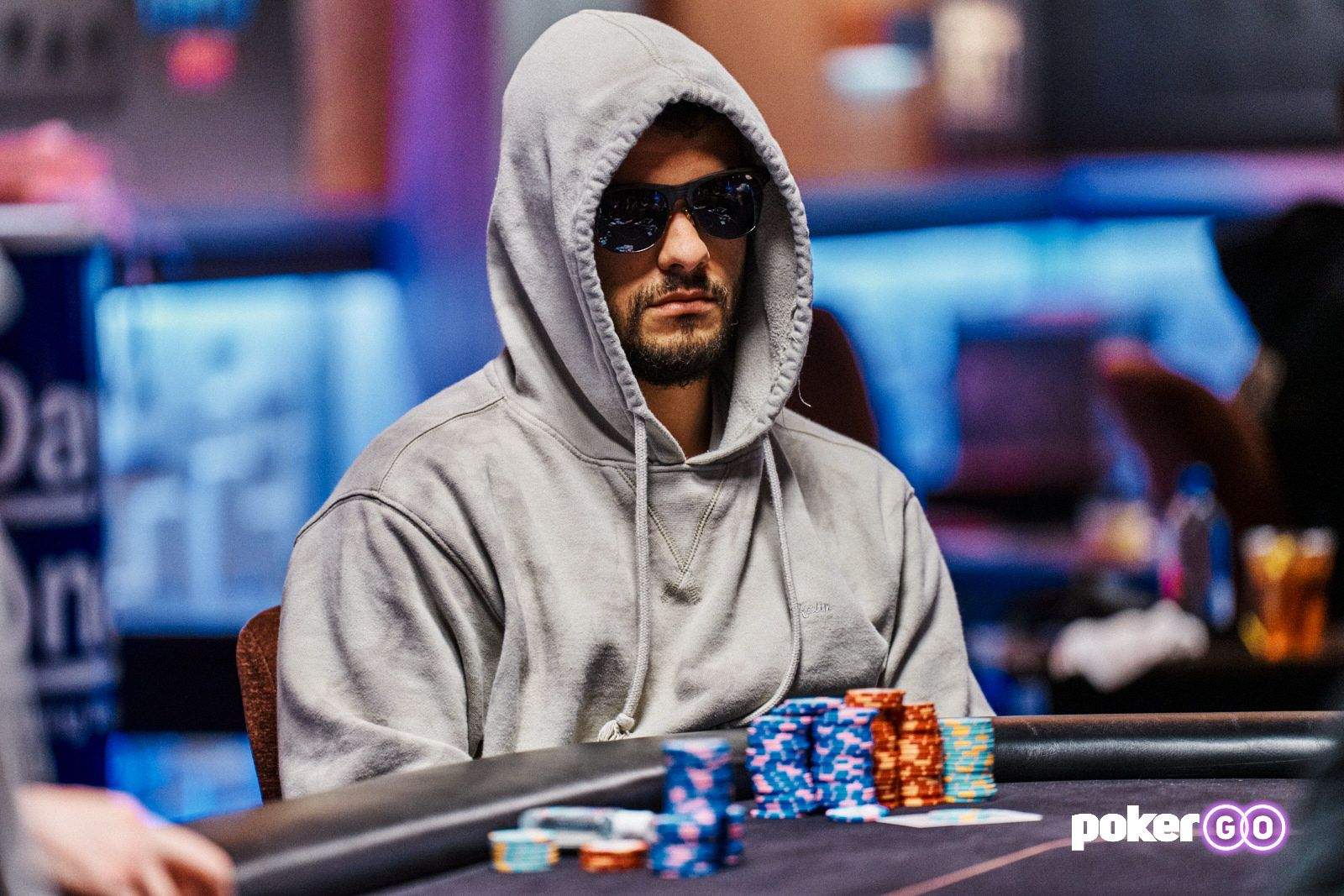Gracz przy stole pokerowym podczas turnieju