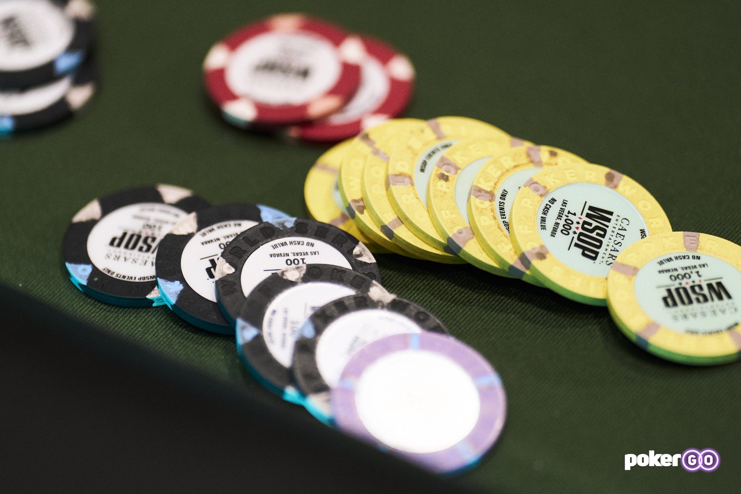 Gracze przy stole pokerowym podczas turnieju World Series of Poker