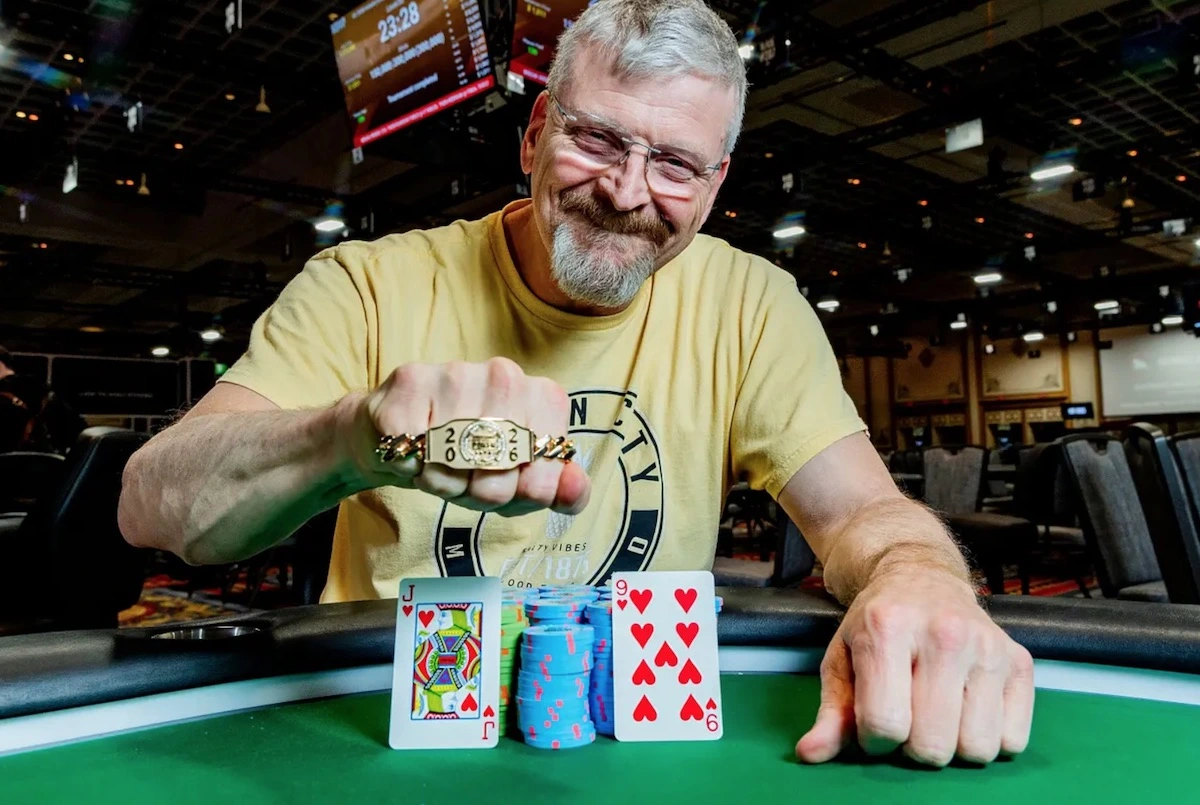 Gracze przy stole pokerowym podczas turnieju World Series of Poker