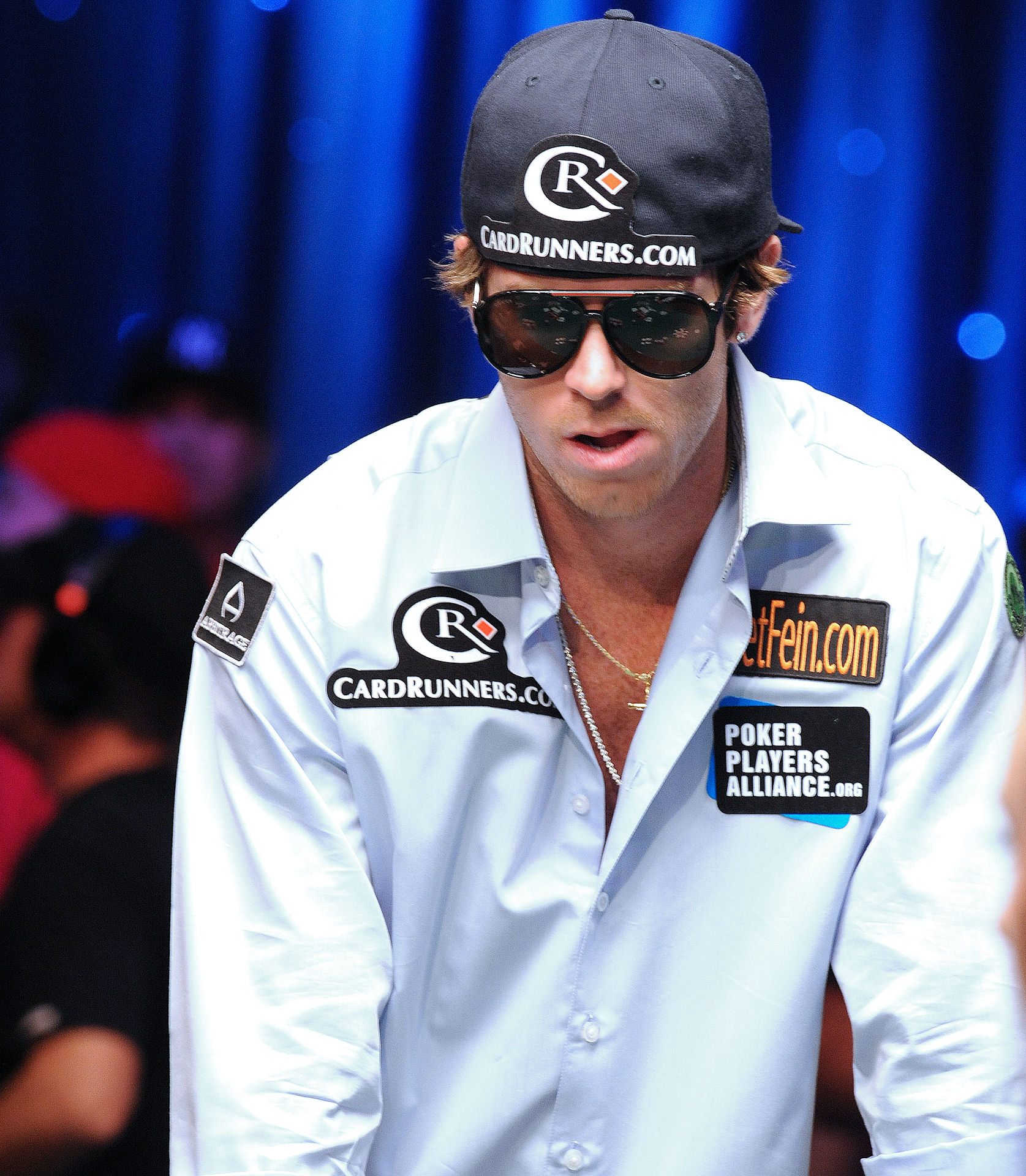 Wirtualny stół pokerowy GGPoker z kartami i żetonami, w tle logo GGPoker
