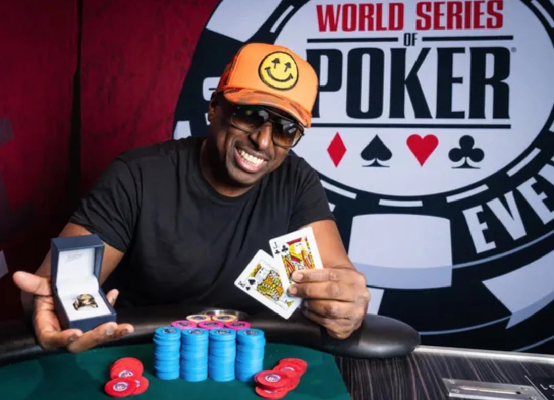 Maurice Hawkins z pucharem i pierścieniem WSOP Circuit
