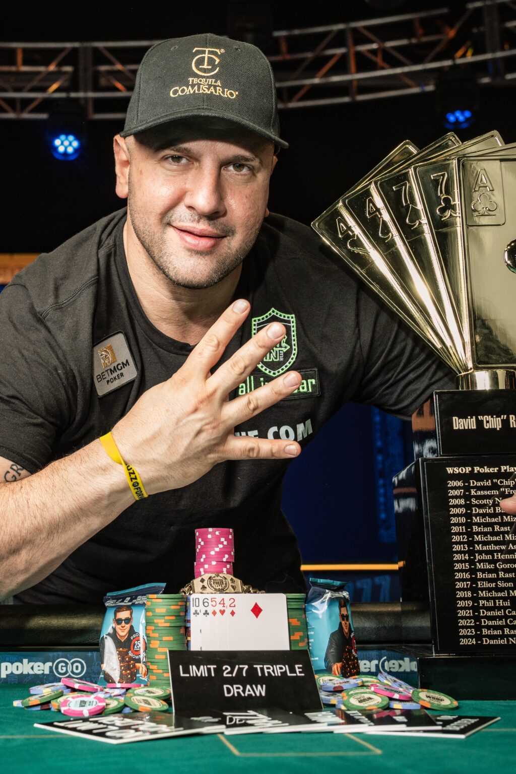 Gracze rywalizujący przy stole pokerowym podczas turnieju World Series of Poker