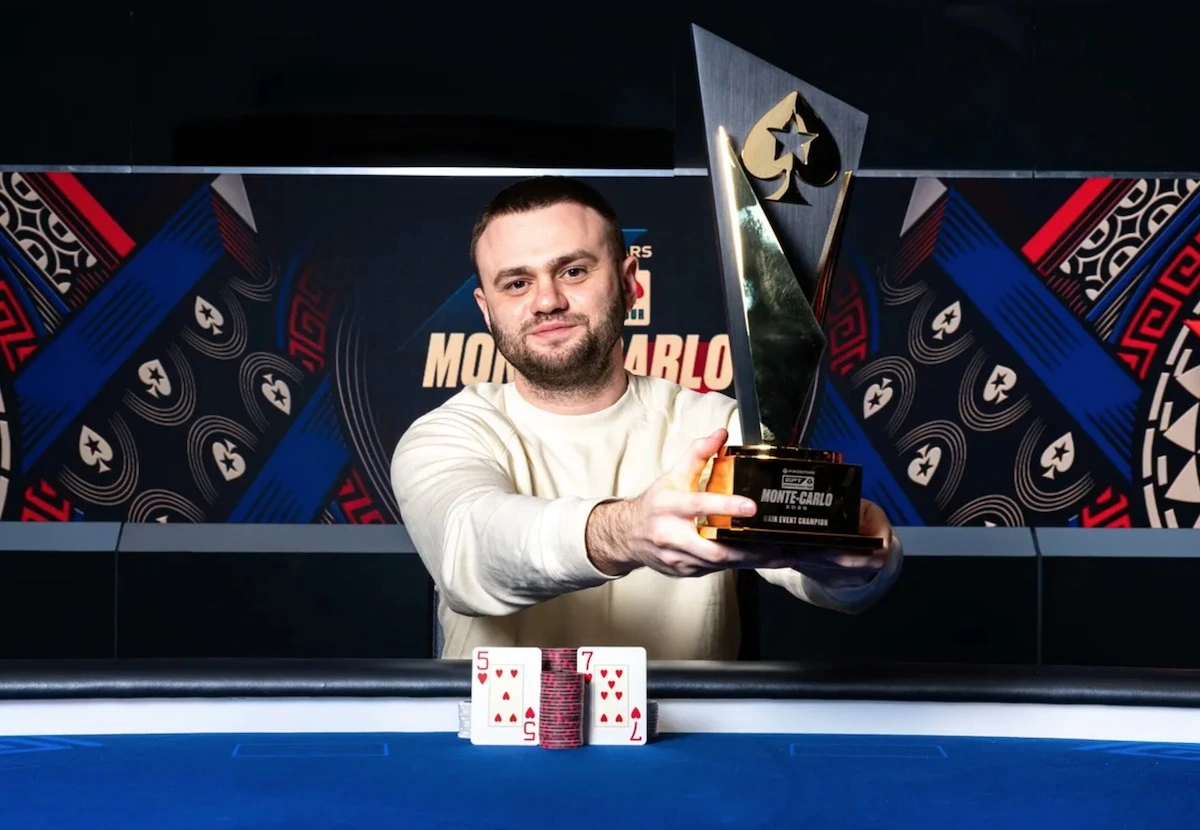 Zdjęcie stołu finałowego turnieju European Poker Tour Monte Carlo Main Event, z widocznymi graczami i żetonami.