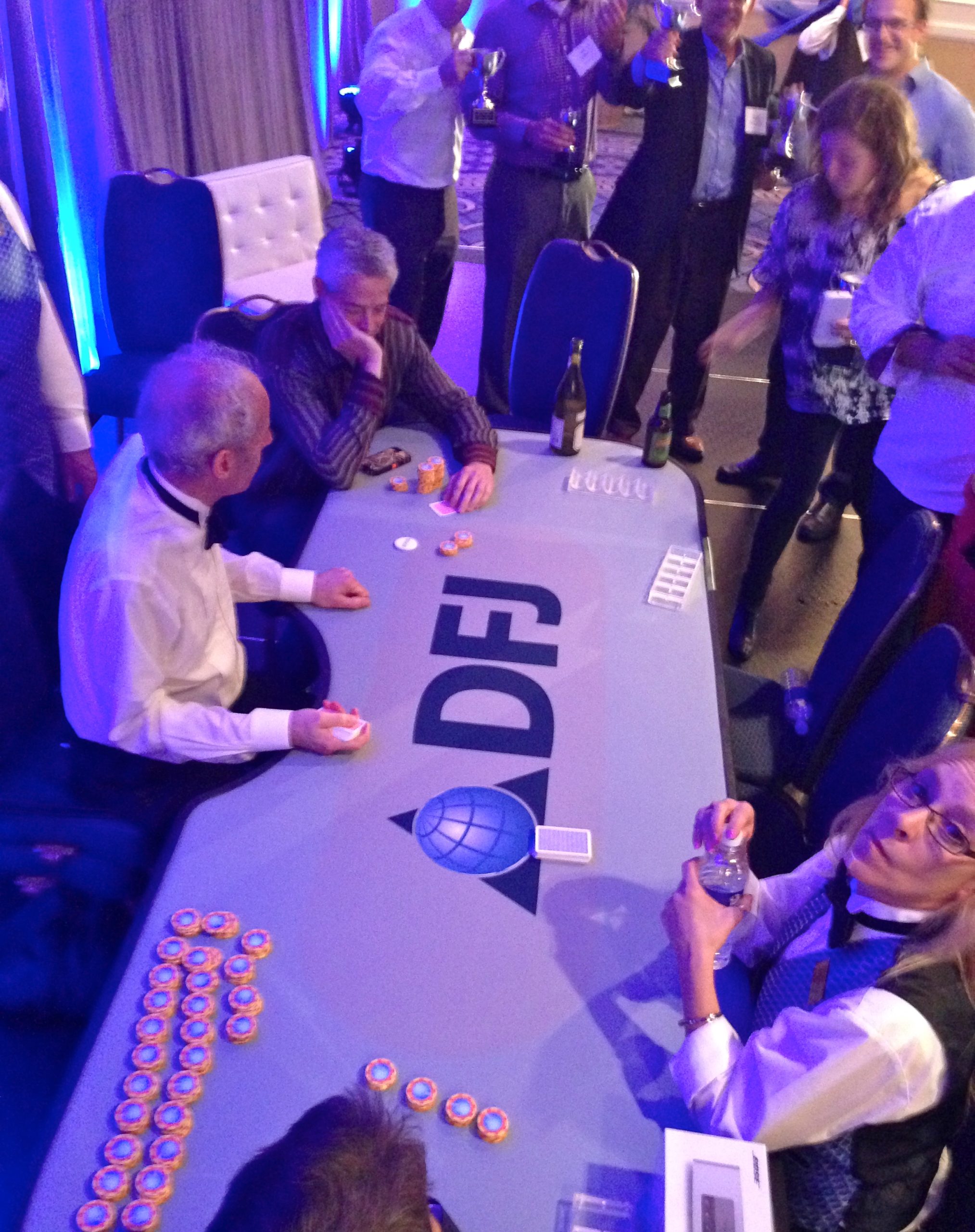Ilustracja przedstawiająca stos żetonów pokerowych i symbol zwrotu gotówki, symbolizujący rakeback w pokerze online.