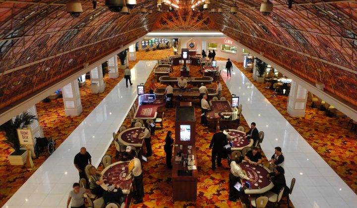Phil Hellmuth wchodzi na ośmiominutowy tank w grze domowej i denerwuje Mike’a Matusowa