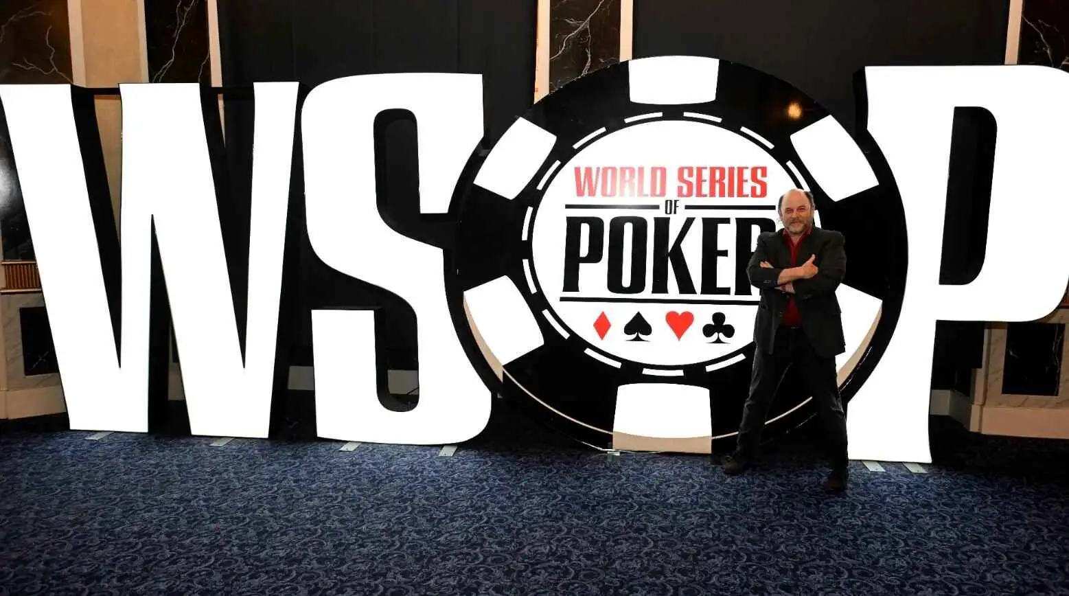 Gracze przy stole pokerowym podczas turnieju World Series of Poker