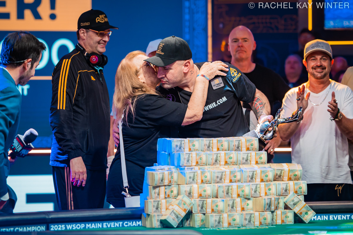 Stół pokerowy podczas turnieju World Series of Poker z ikonami pokera, Philem Hellmuthem i Michaelem Mizrachim.