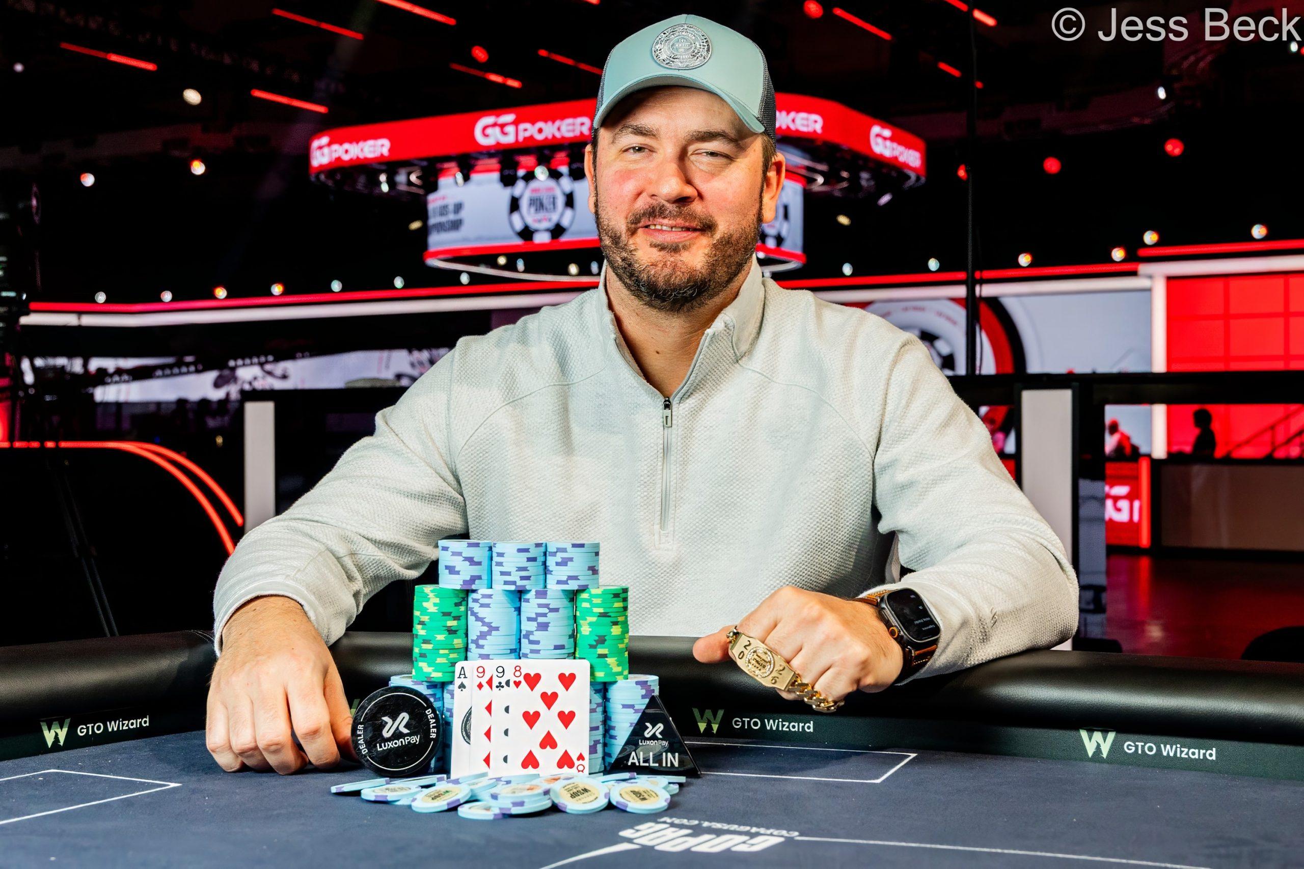 Zdjęcie przedstawiające gracza z bransoletą World Series of Poker podczas turnieju.