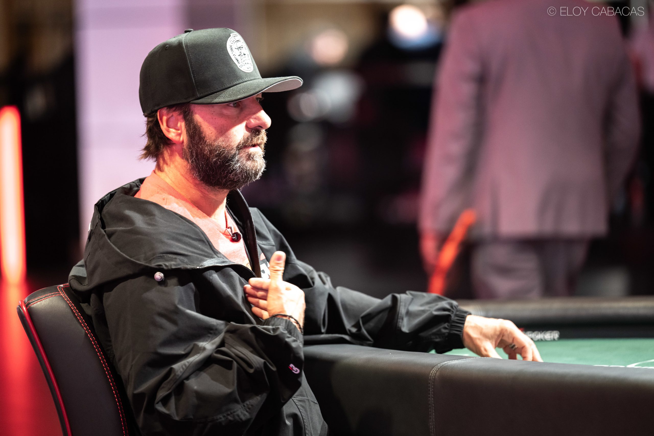 Gracze przy stole pokerowym podczas turnieju World Series of Poker