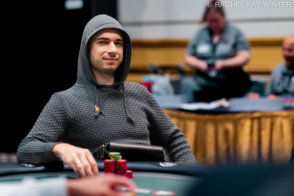 Zdjęcie stołu pokerowego z żetonami i kartami, symbolizujące zwycięstwo w turnieju online PokerStars.