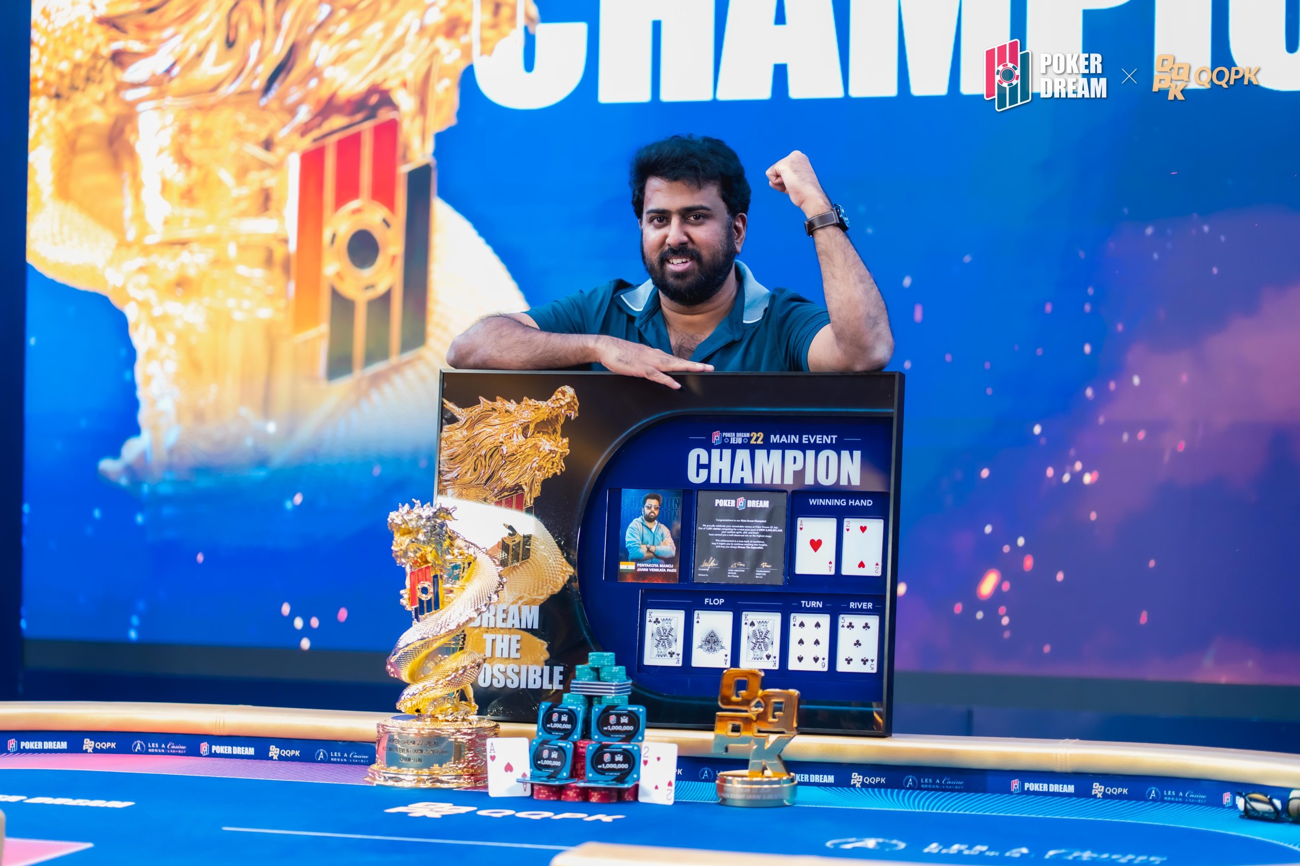 Manoj Pentakota celebrujący zwycięstwo przy stole finałowym turnieju pokerowego