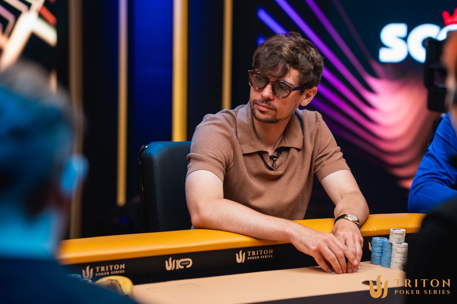 Fedor Holz z trofeum po wygranej w turnieju pokerowym Triton