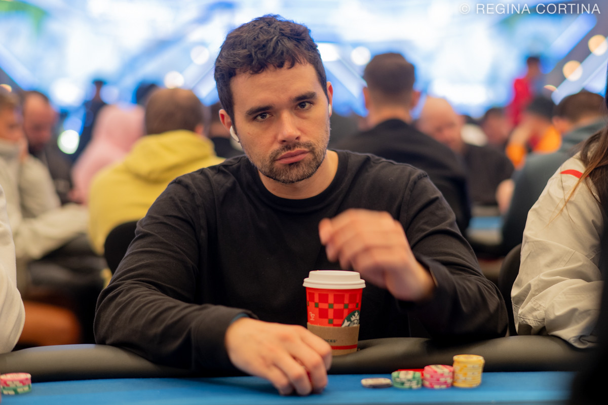 Gracz pokerowy przy stole turniejowym podczas World Series of Poker