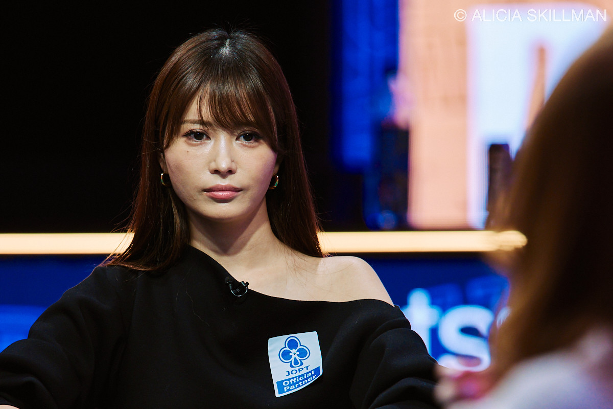 Zdjęcie Shiiny Okamoto przy stole pokerowym podczas turnieju World Series of Poker