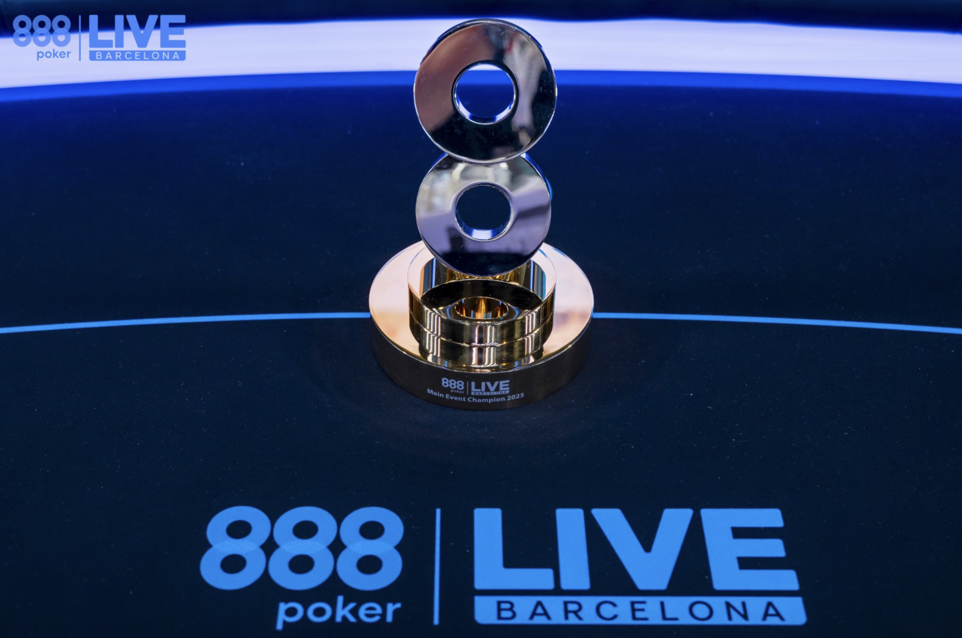 Uczestnicy turnieju pokerowego 888poker LIVE w Barcelonie przy stołach