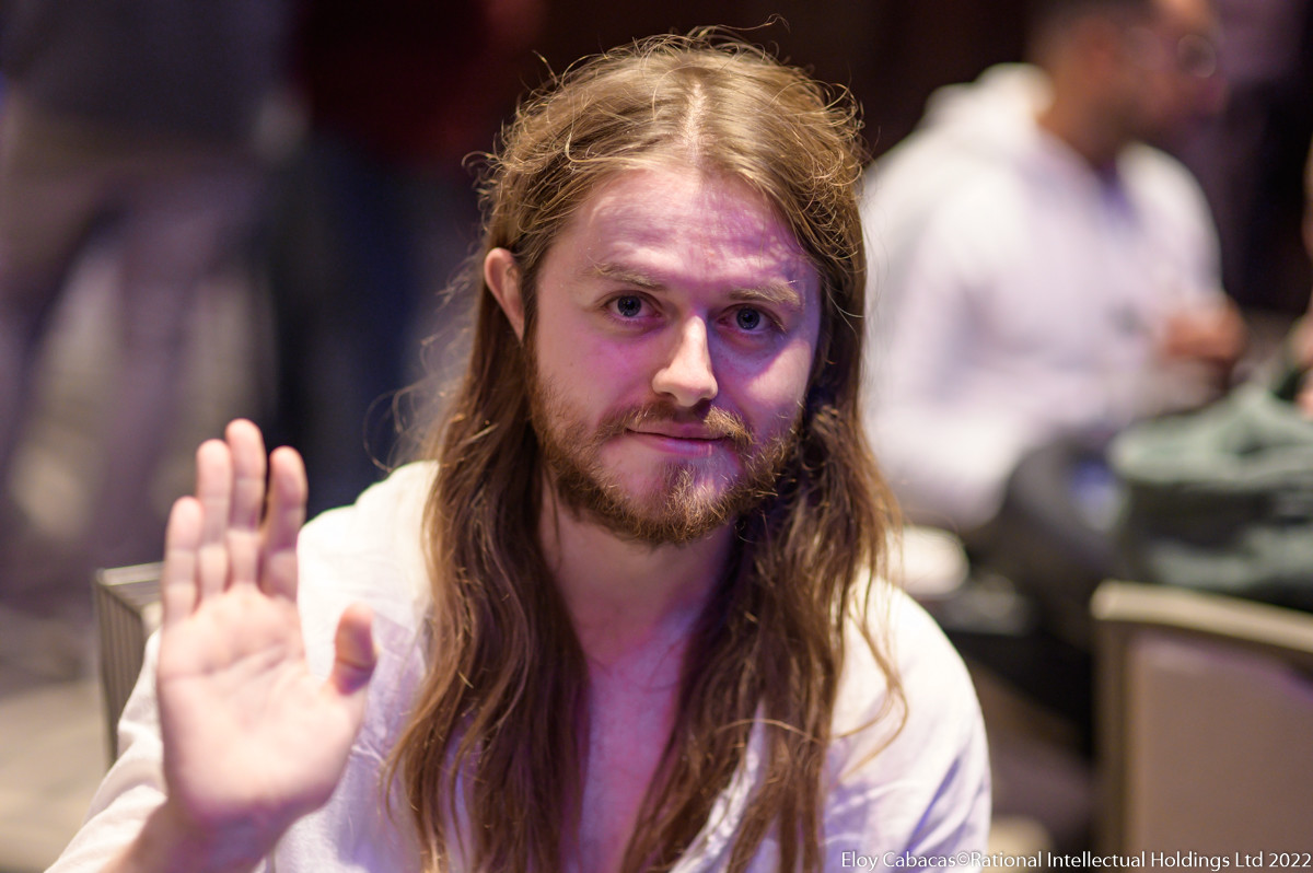 Portret brytyjskiego pokerzysty Charliego Carrela