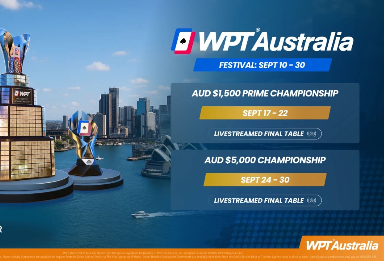 Zdjęcie stołu pokerowego z żetonami i kartami, w tle logo World Poker Tour, symbolizujące WPT Australia Festival.