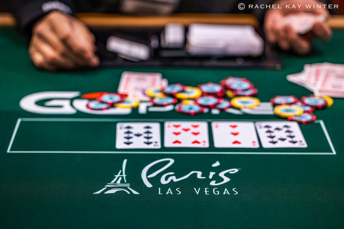 Gracze przy stole pokerowym podczas turnieju World Series of Poker, skupieni na grze i decyzjach.