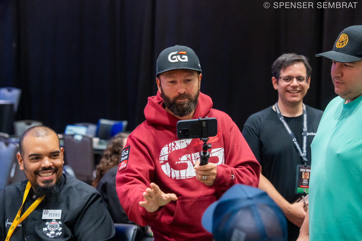 Daniel Negreanu przy stole pokerowym podczas turnieju