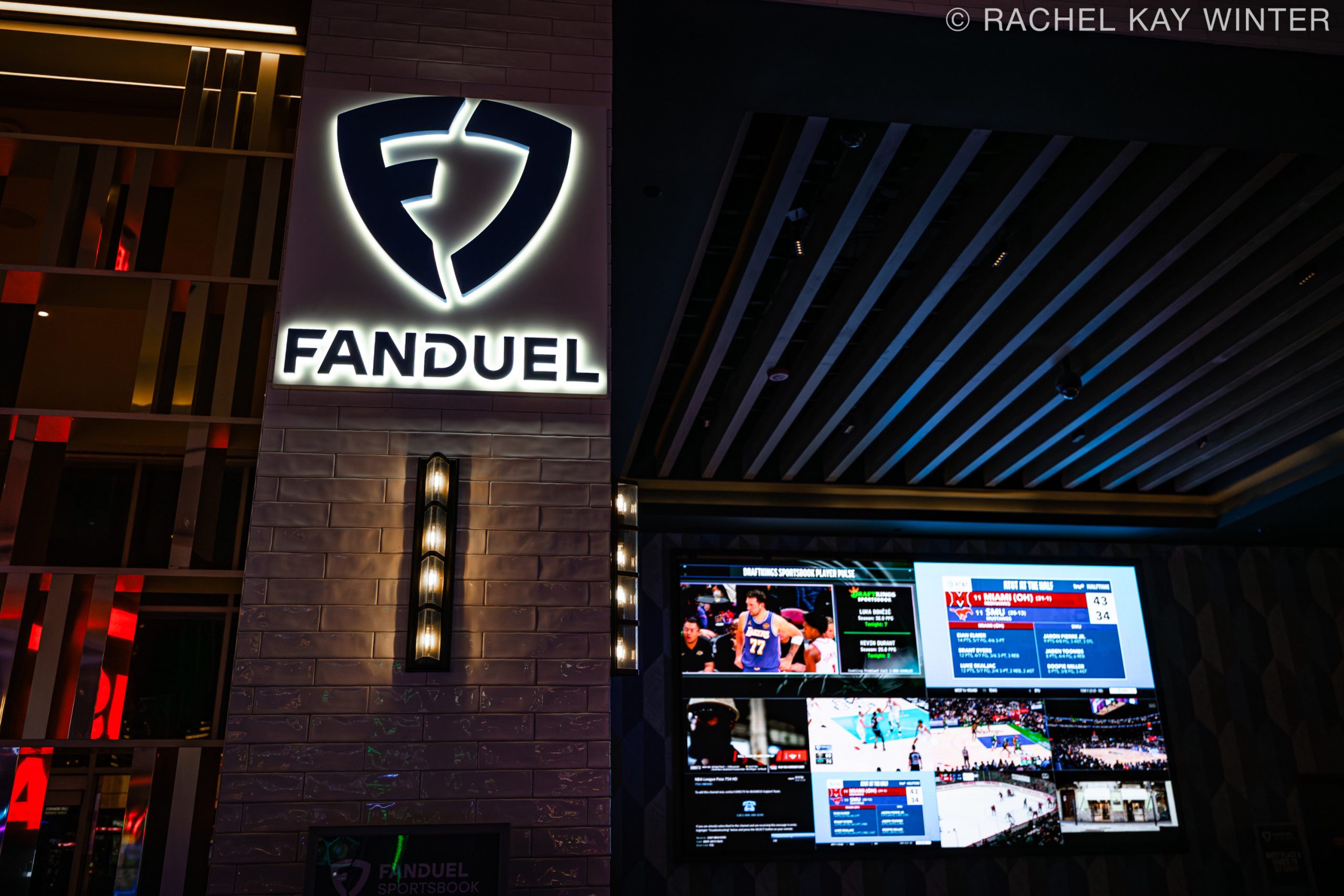 Bolid Formuły 1 z logiem FanDuel na torze wyścigowym