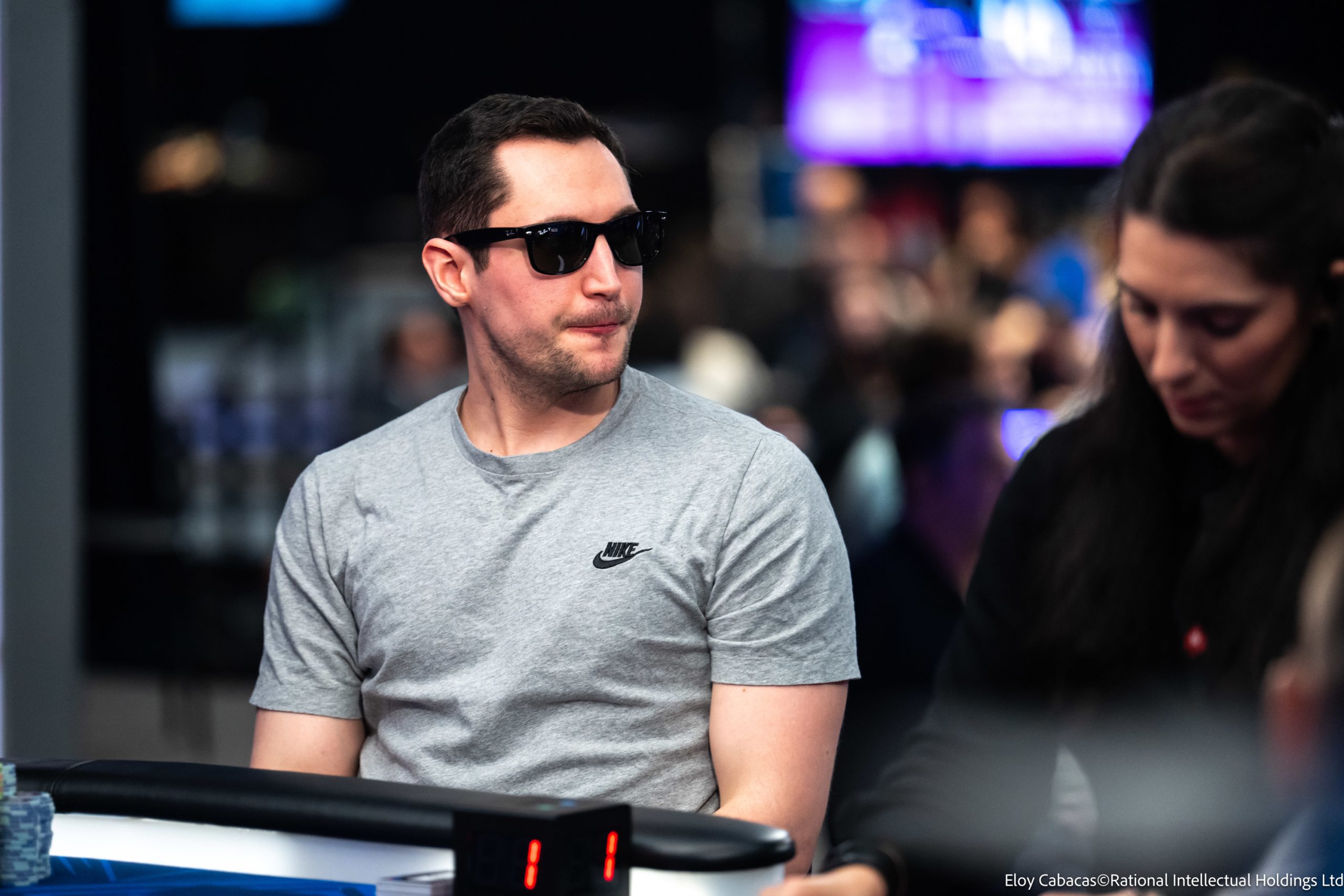 Bernhard Binder z żetonami przy stole pokerowym EPT Monte-Carlo